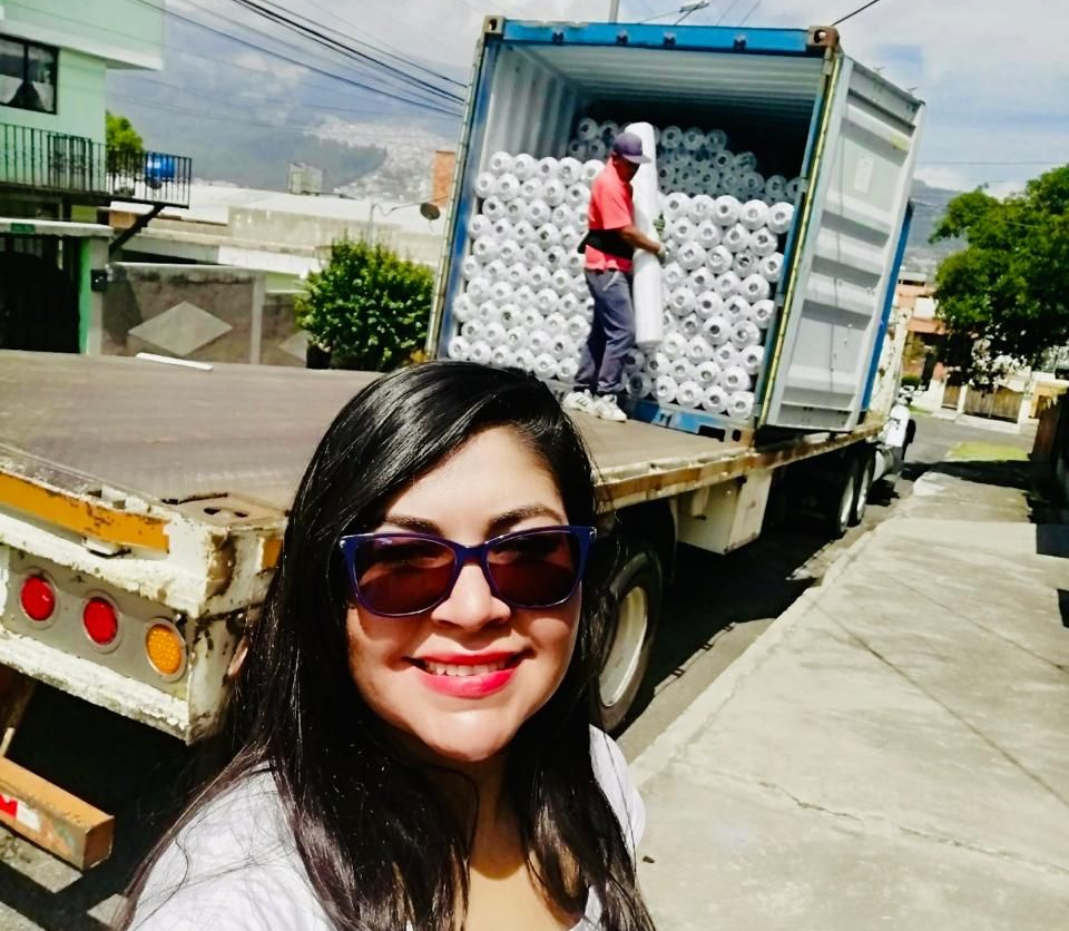 Rollos de género arribando adonde nuestro cliente en Ecuador, en un medio container encima de un camión.