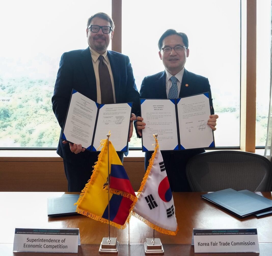 Hans Dillon Superintendente de Control del Poder de Mercado y Han Ki-jeong, Presidente de la Korea Fair Trade Commission.
