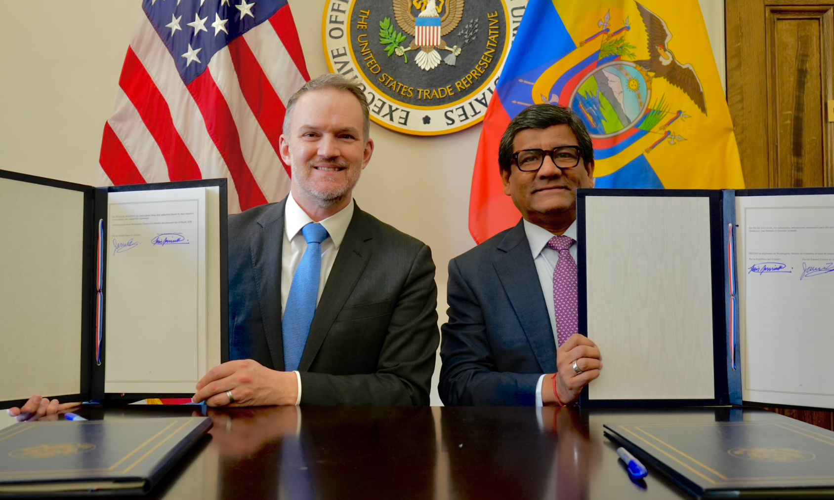 Embajador Greer firma acuerdo junto a Luis Alberto Jaramillo; Ministro de Producción, Comercio Exterior e Inversiones.