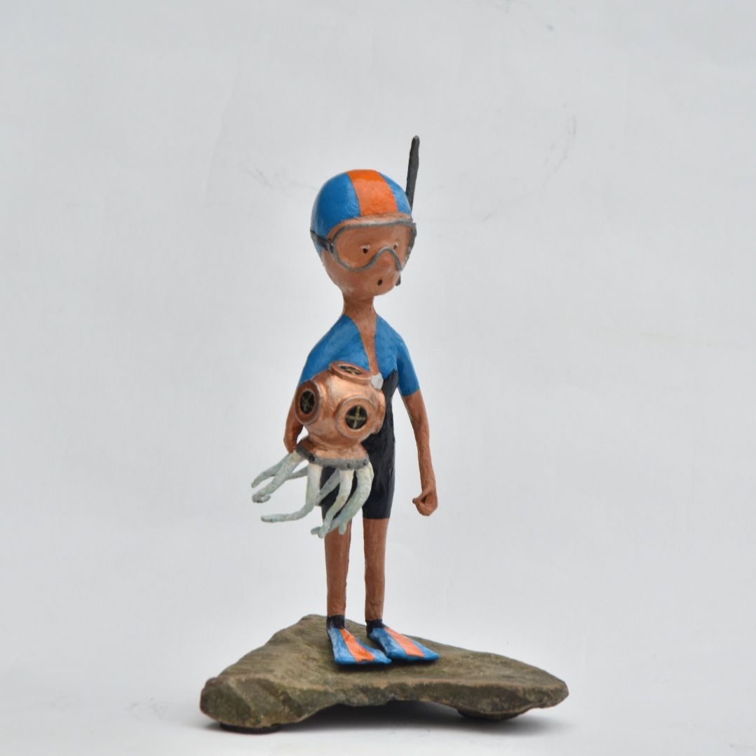 Handgemaakt sculptuur van een duiker met een inktvis. 