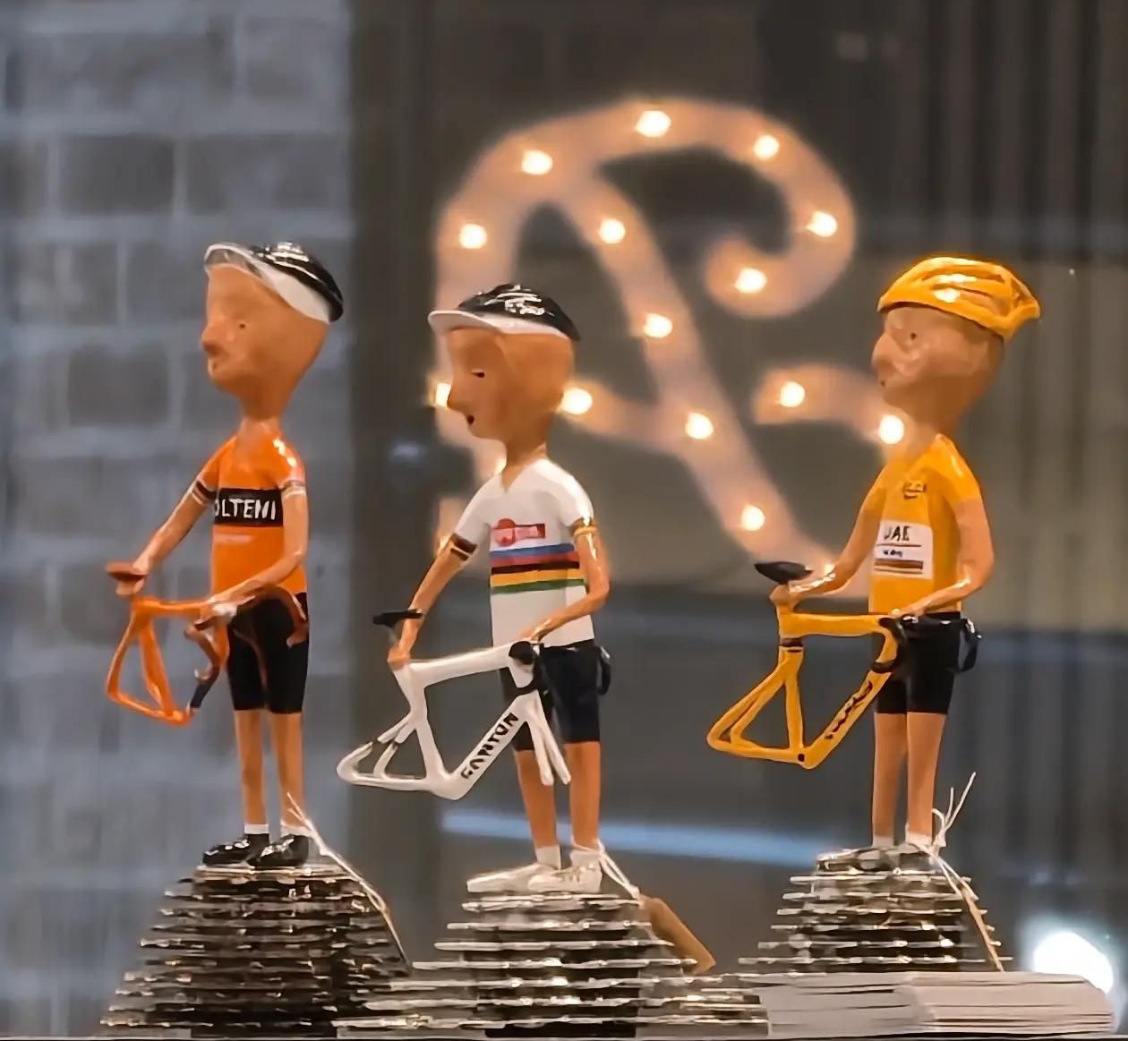Drie handgemaakte wielrenners op een cassette.