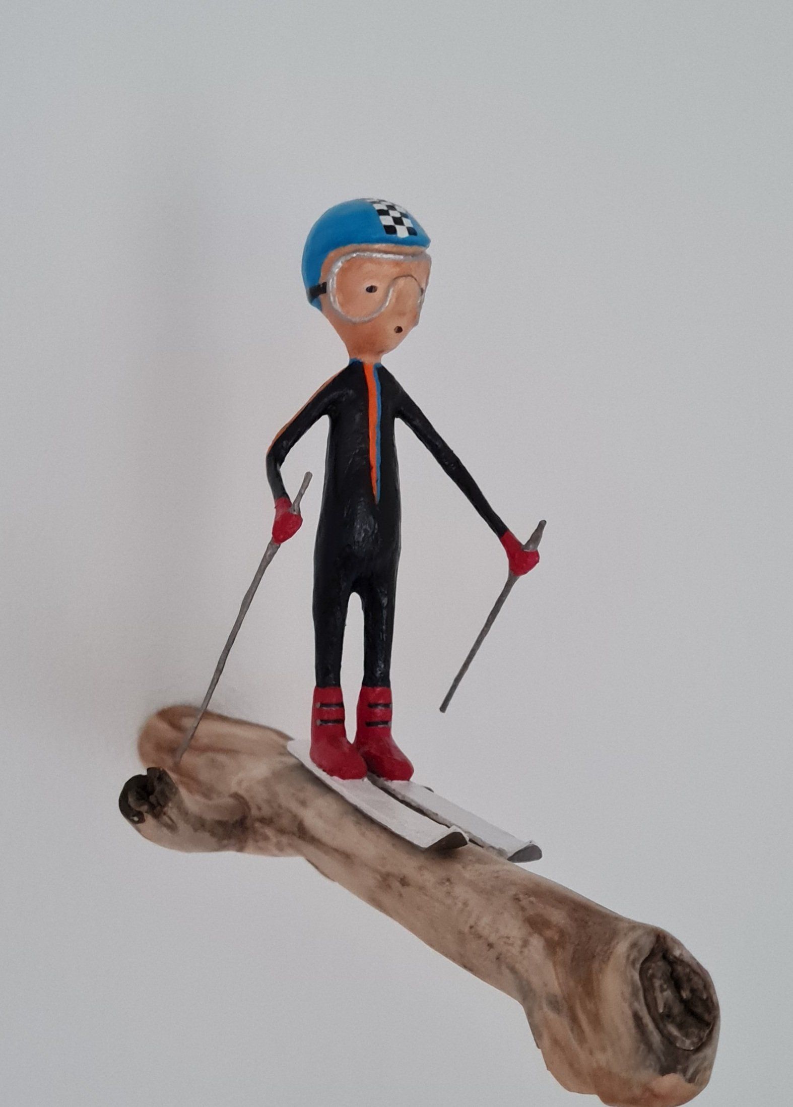 Een beeldje van een persoon die op een boomtak skiet
