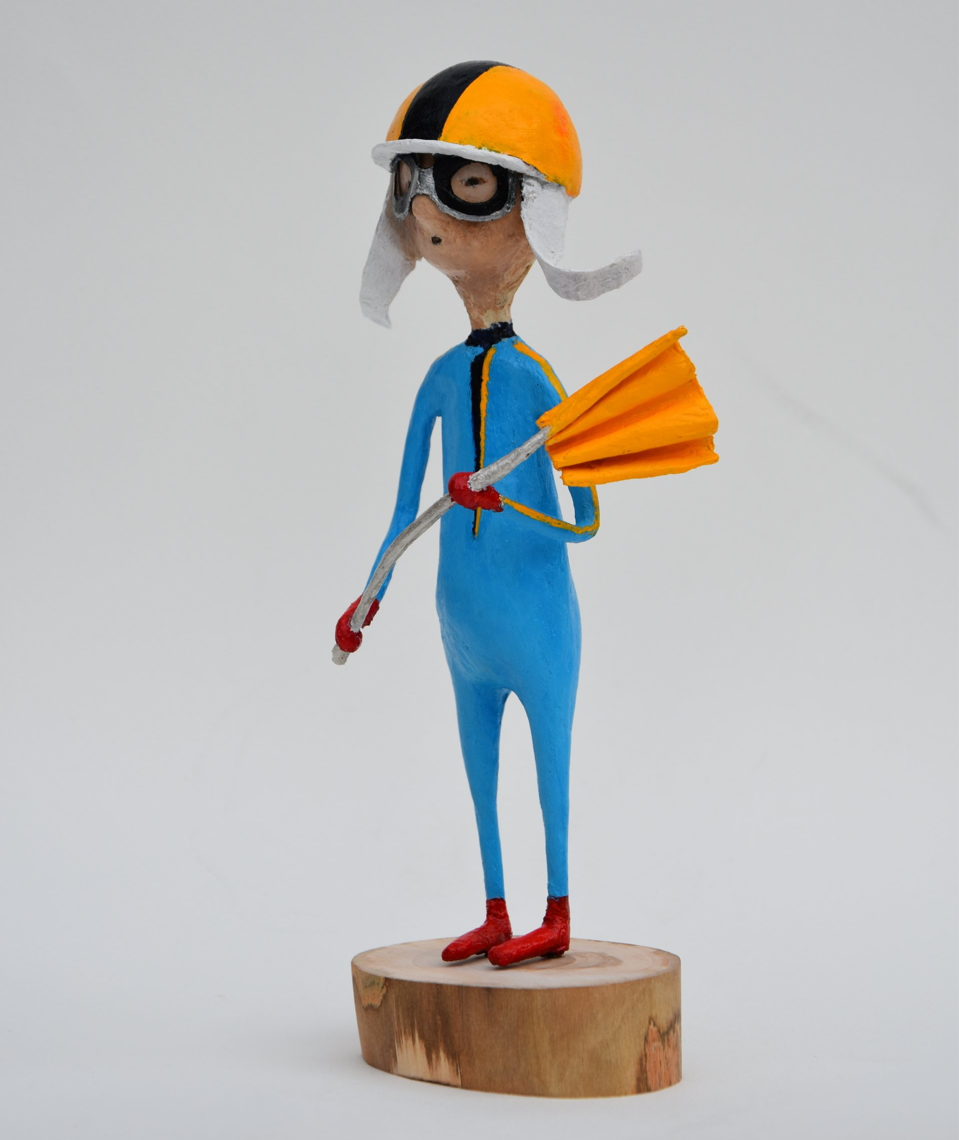 Een standbeeld van een persoon met een helm en een bril