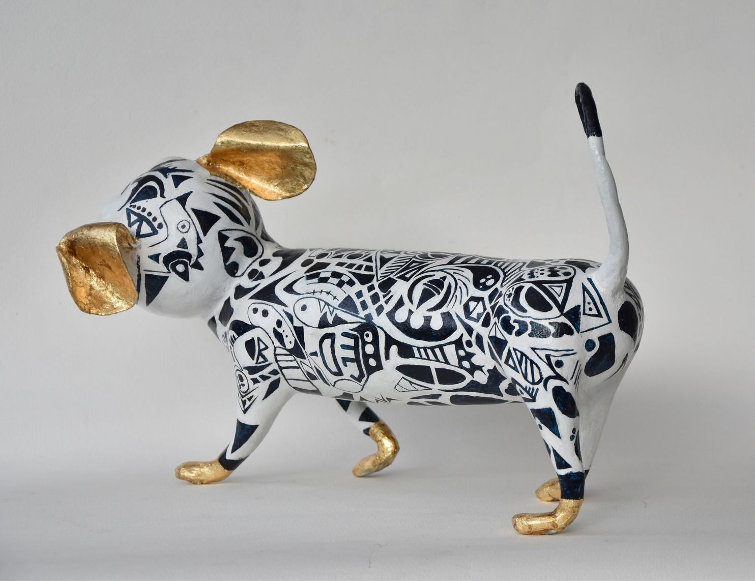 Een zwart-wit beeld van een hond met gouden oren