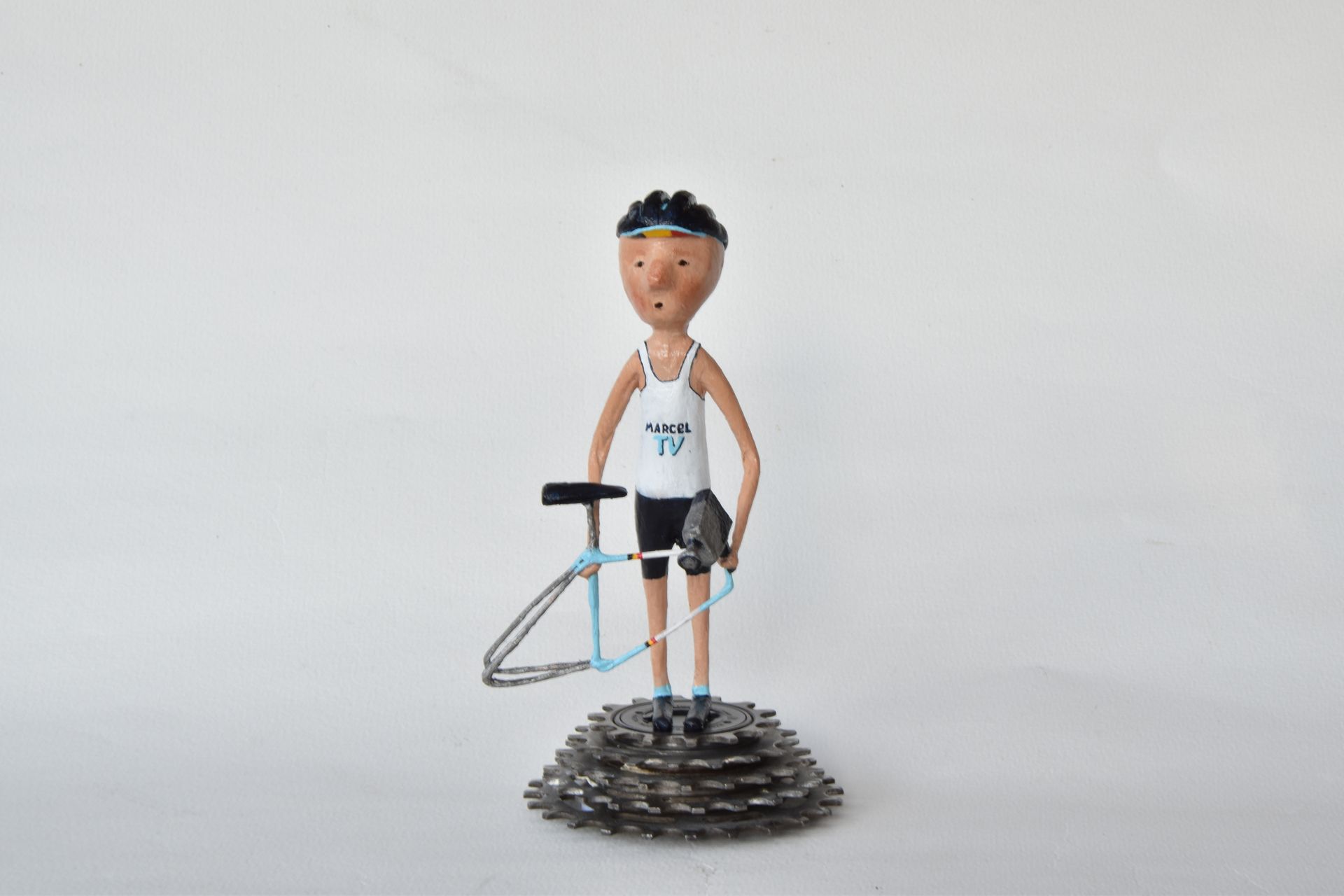 Papier maché wielrenner met fiets en camera