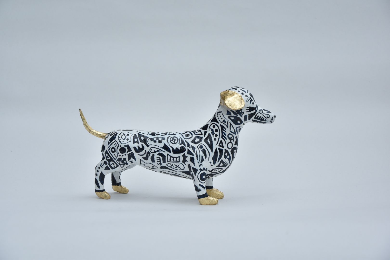 Papier maché sculptuur van teckel met gouden oren