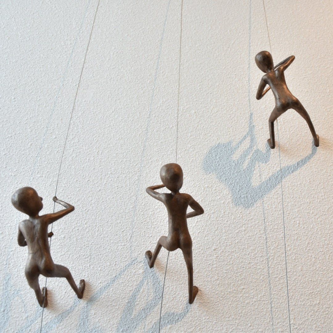 Klimmers uitgevoerd in papier maché met brons. Te koop.
