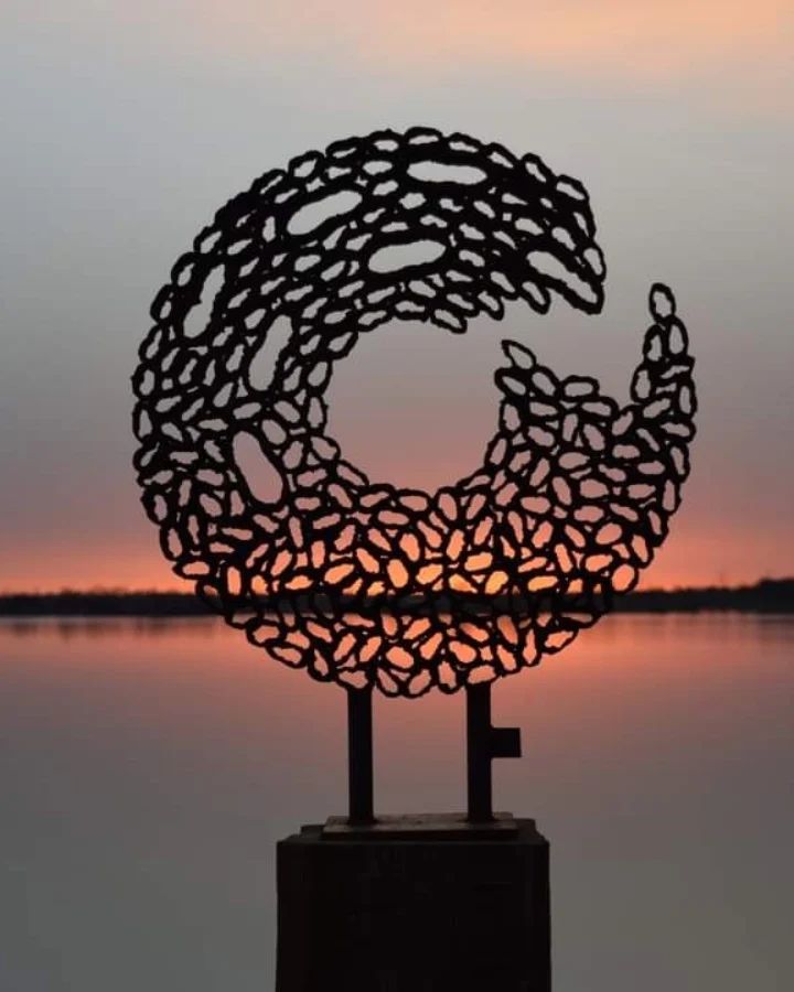 Een sculptuur voor een waterpartij bij zonsondergang