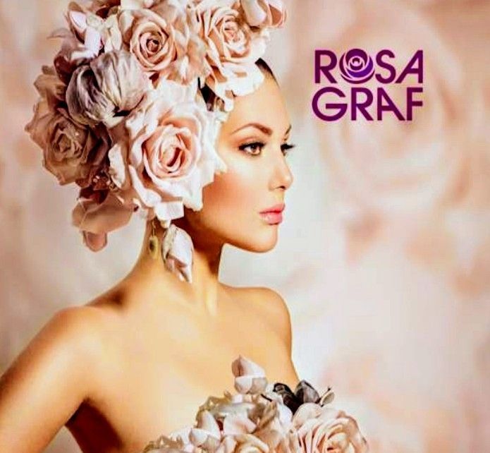 Een vrouw met rozen in haar haar en het woord rosa graf onderaan