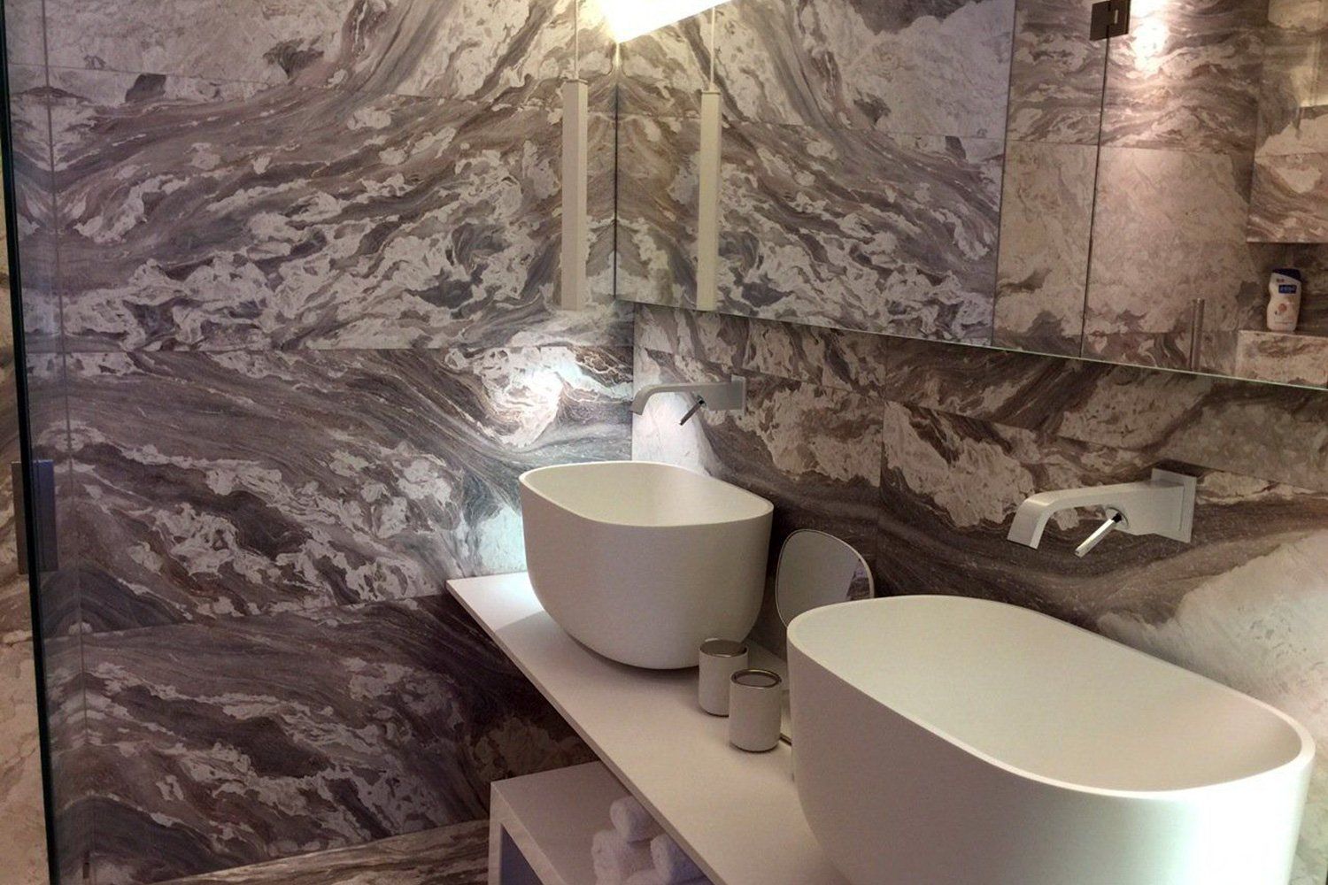 Bagno con rivestimenti in marmo