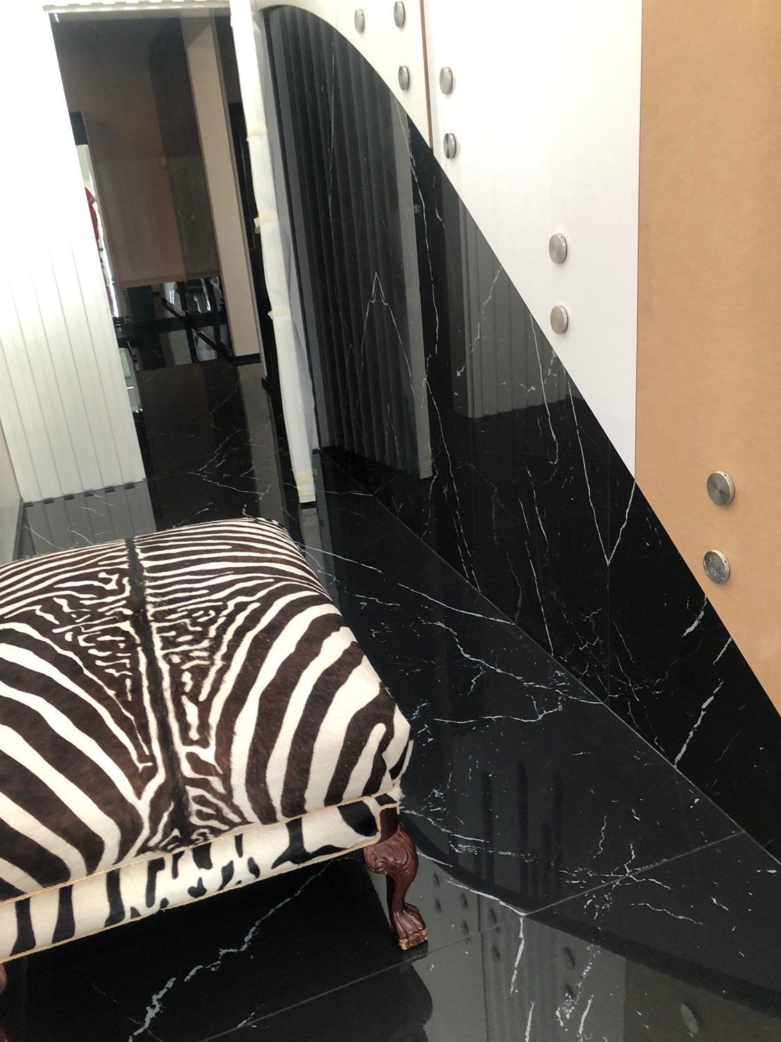 Pavimento in marmo nero