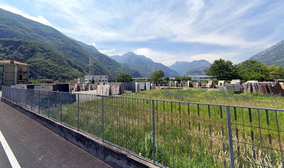 manufatti in marmo fuori dallo stabilimento valdostano