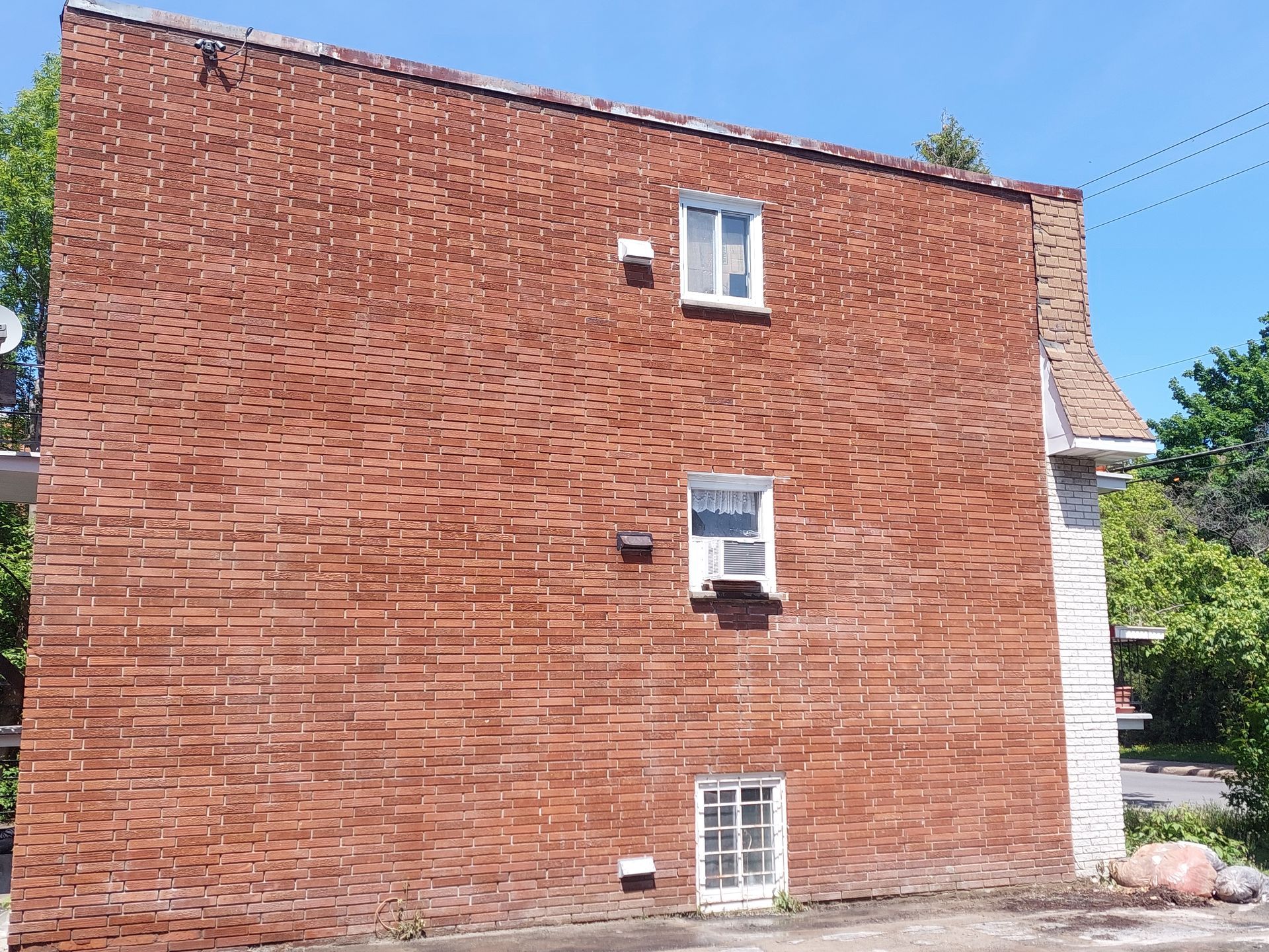 Un bâtiment en briques avec une antenne parabolique au-dessus