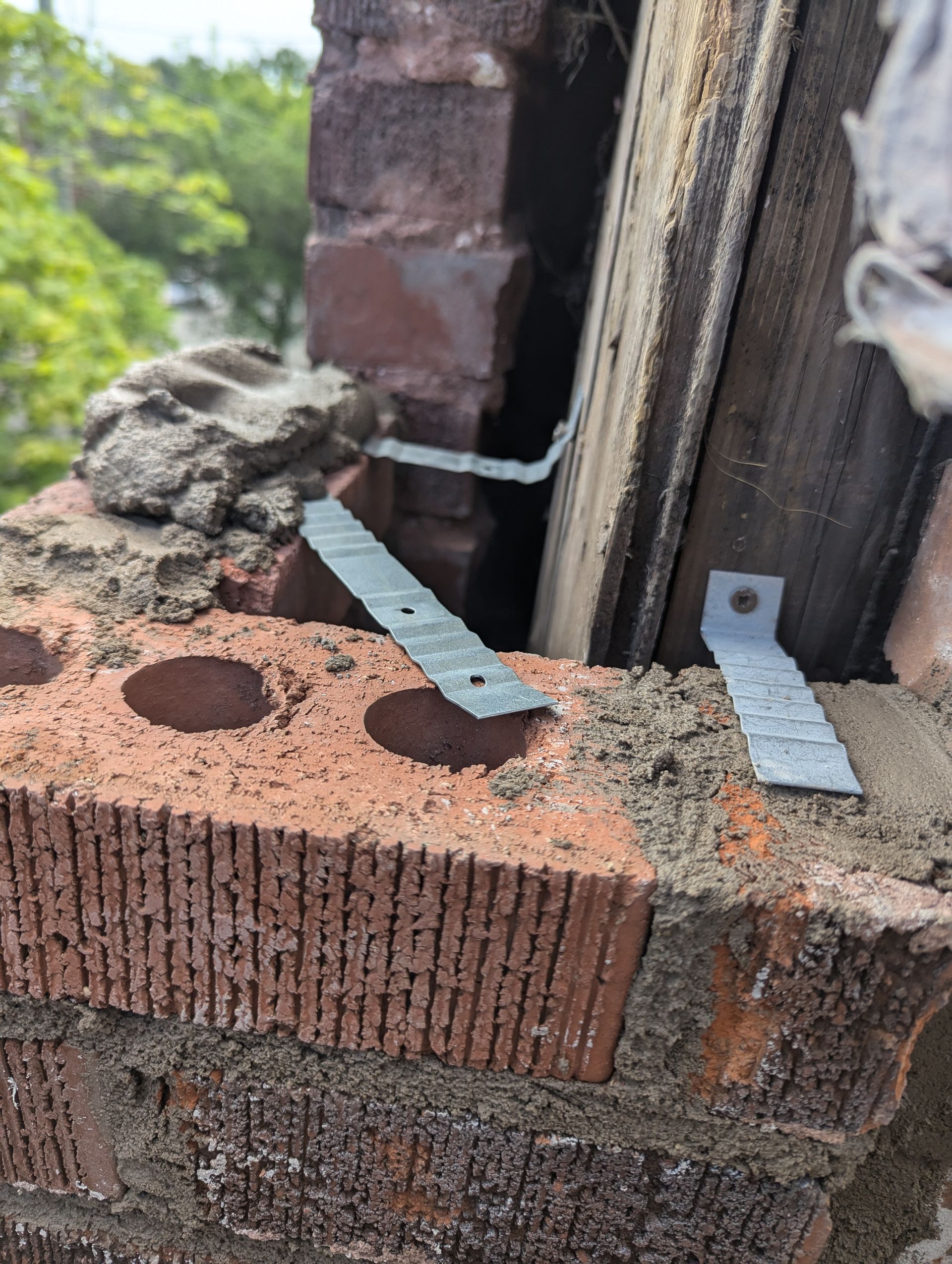 Un gros plan d'un mur de briques avec une fenêtre