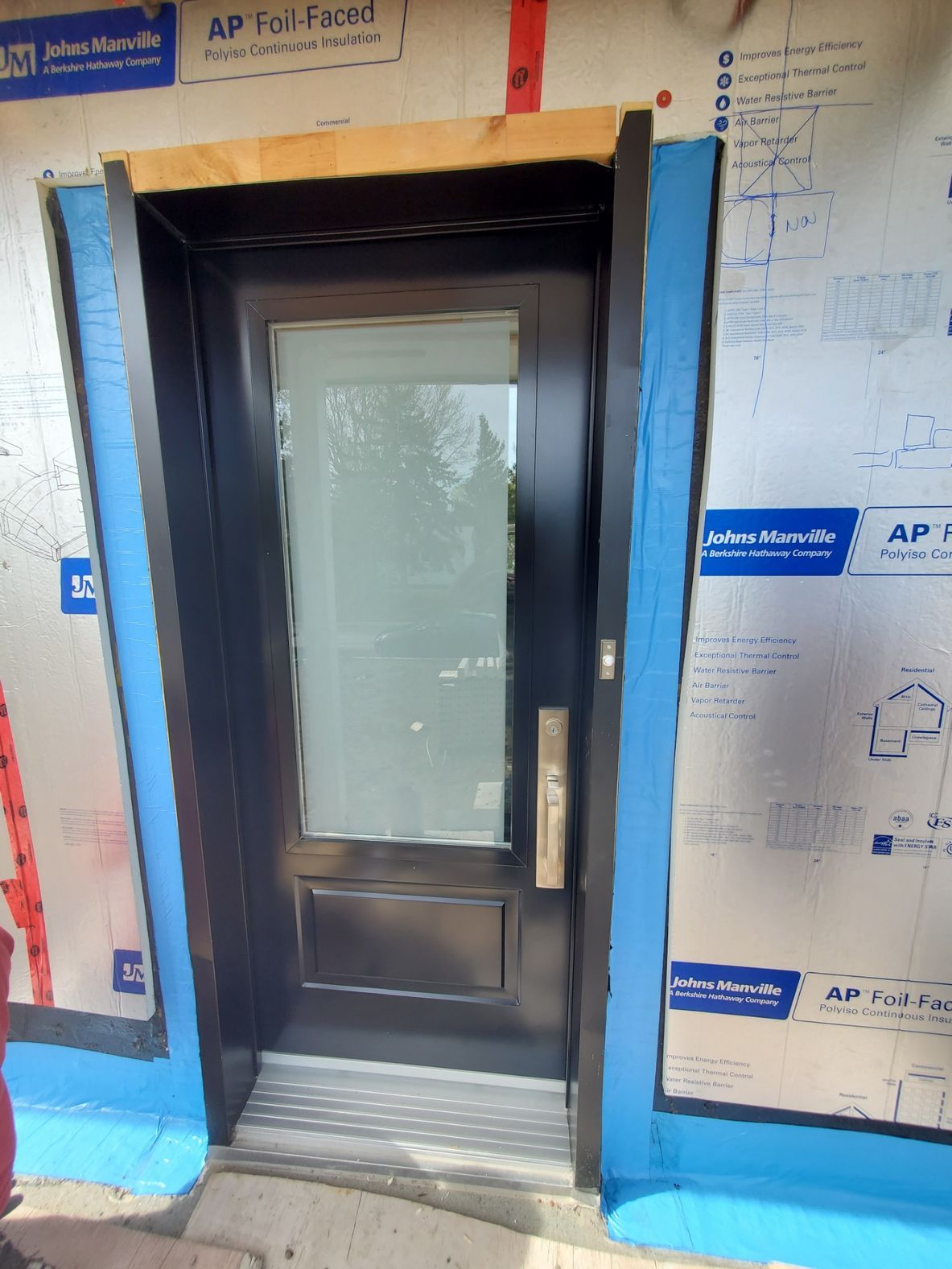 Une porte en cours d'installation dans une maison