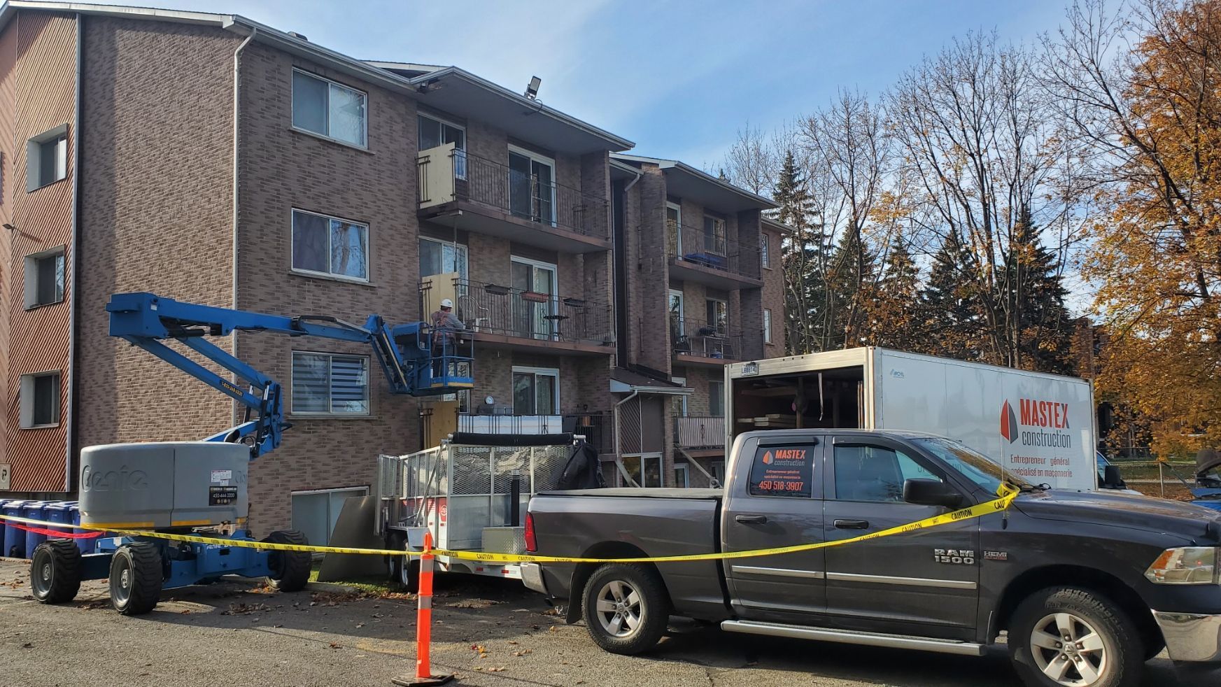 Un camion bélier est garé devant un bâtiment