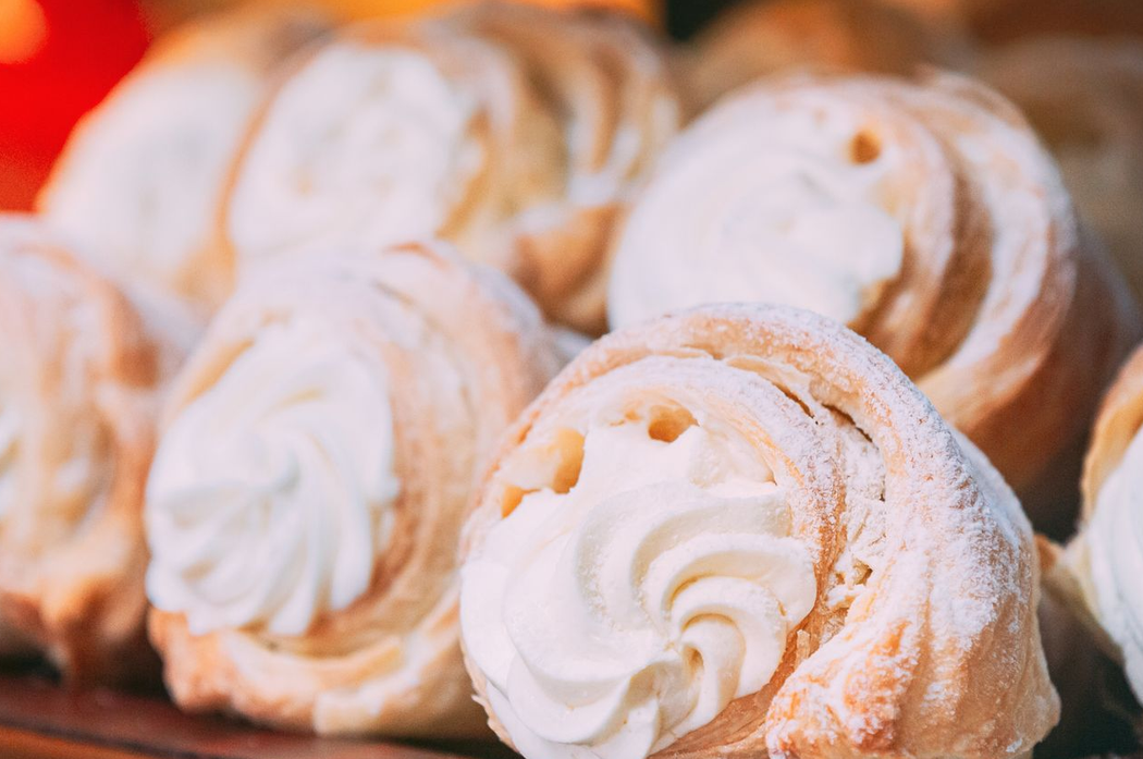 Pasticcini farciti alla crema in polvere disposti su un vassoio