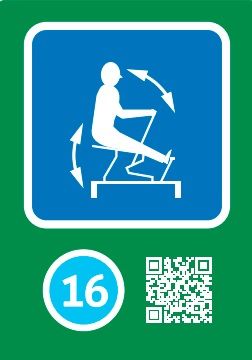 Een persoon zit op een roeimachine met ernaast een QR-code.
