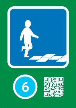Een blauw bord met een persoon die erop loopt en een QR-code ernaast.