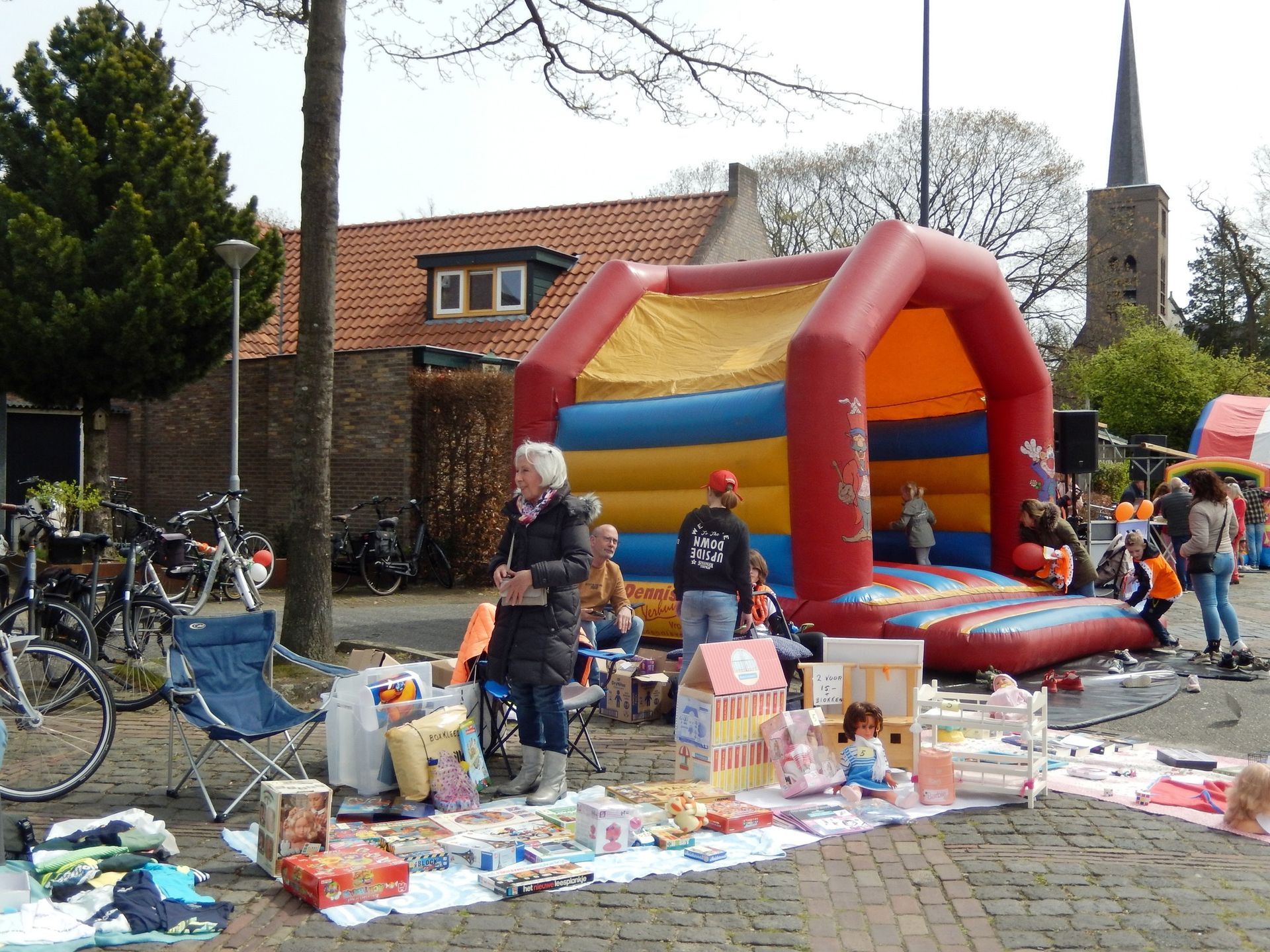 Een groep mensen verzamelt zich rond een springkussen