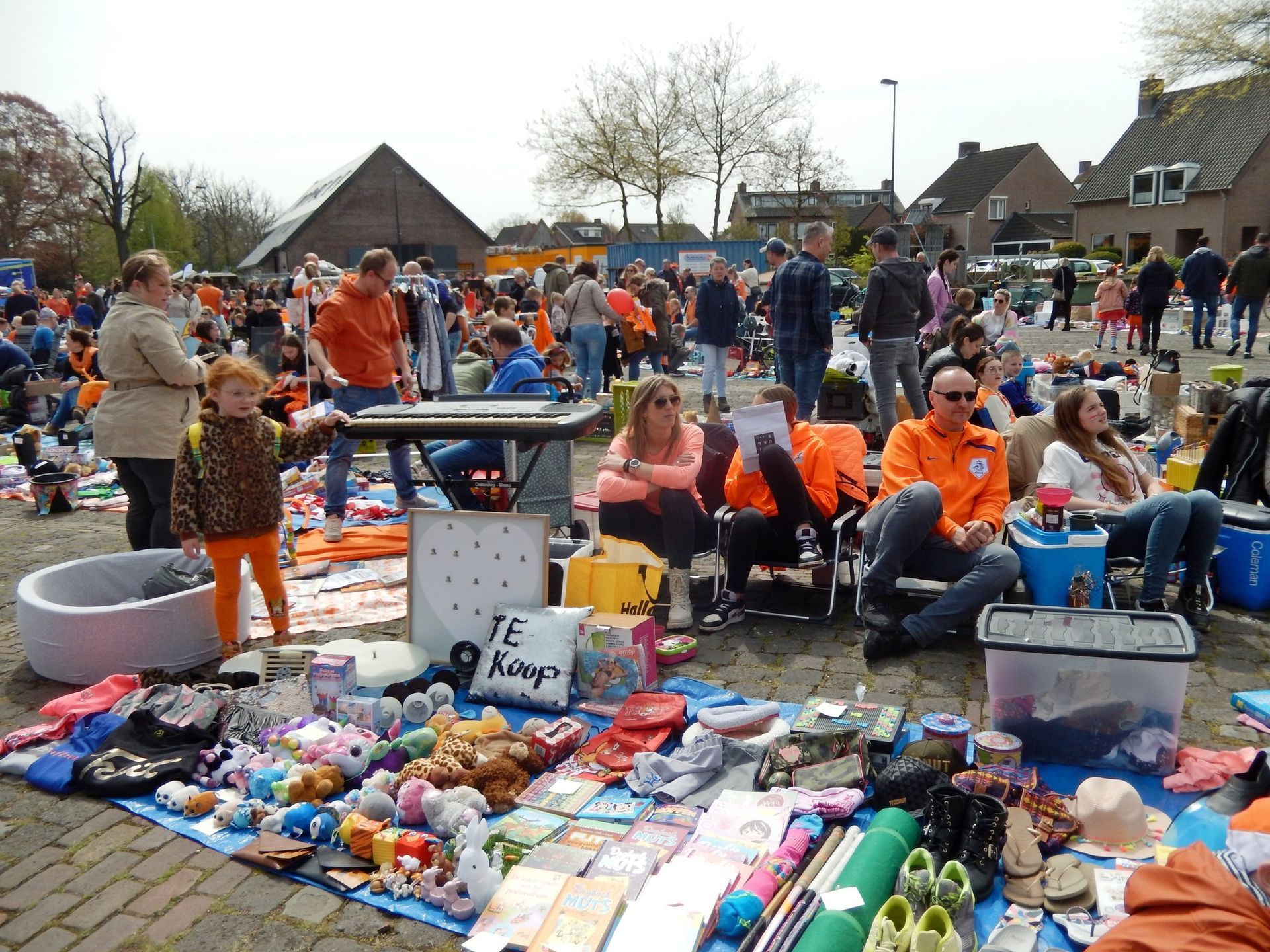 Een advertentie voor een koningsfeest in een vreemde taal