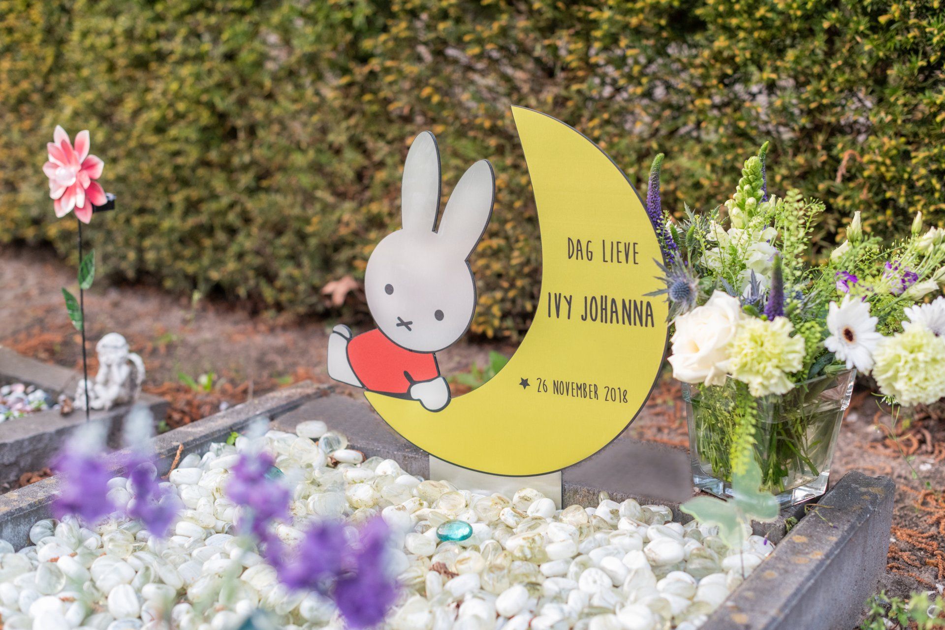 Een kindergraf monument. Nijntje met een halve maan. 