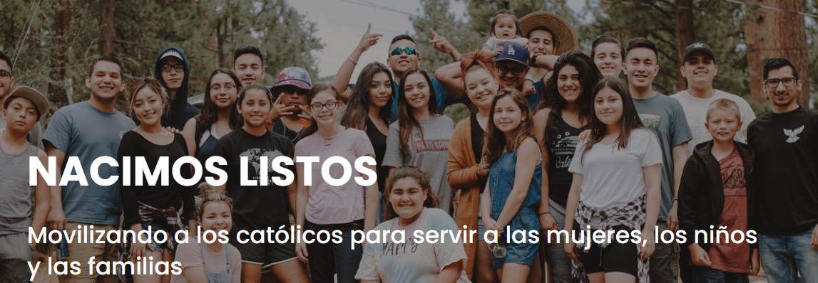 Grupo de personas sonriendo al aire libre con el texto “NACIMOS LISTOS” y un mensaje sobre servir a mujeres y niños.