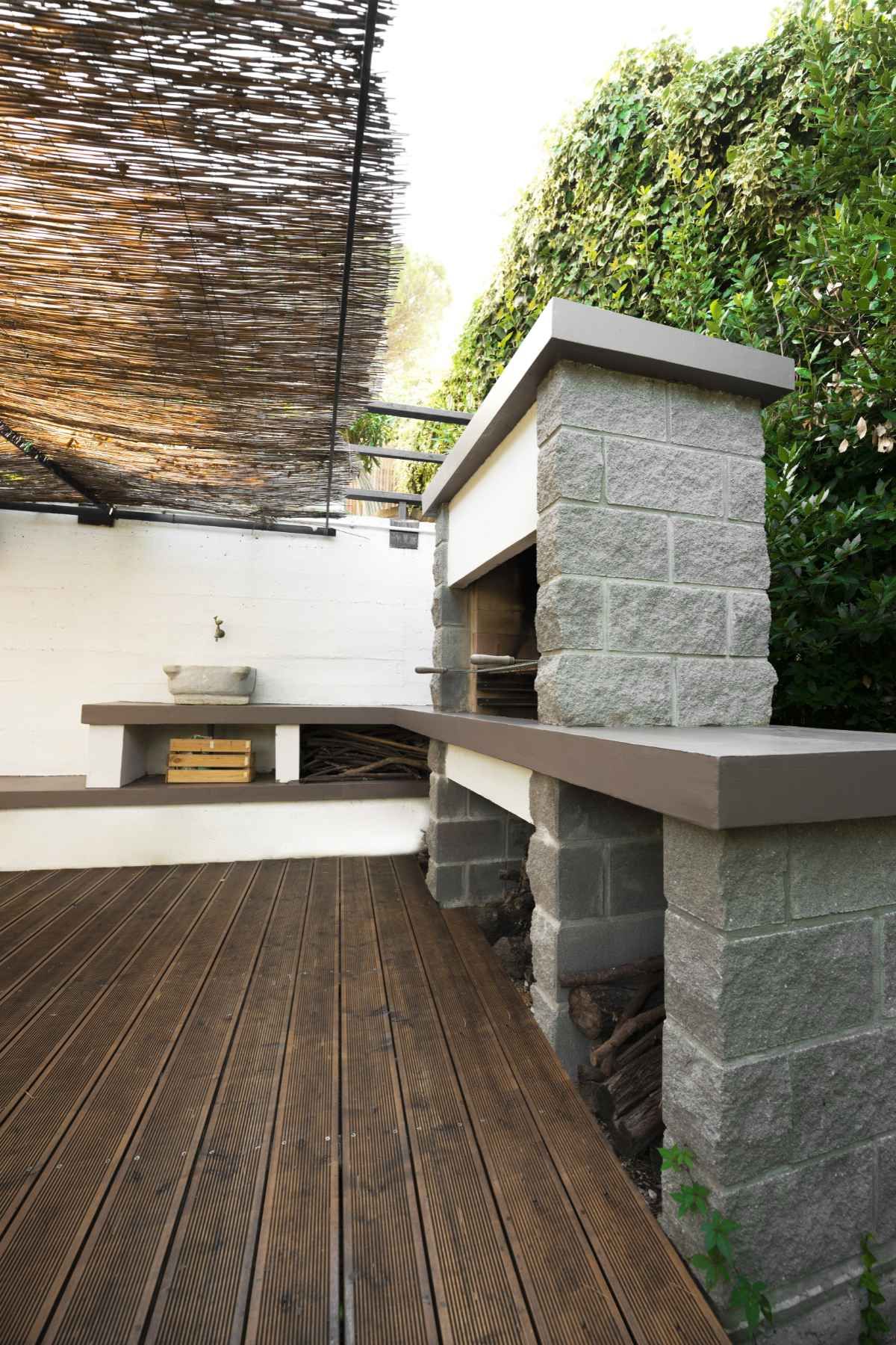 outdoor kitchen