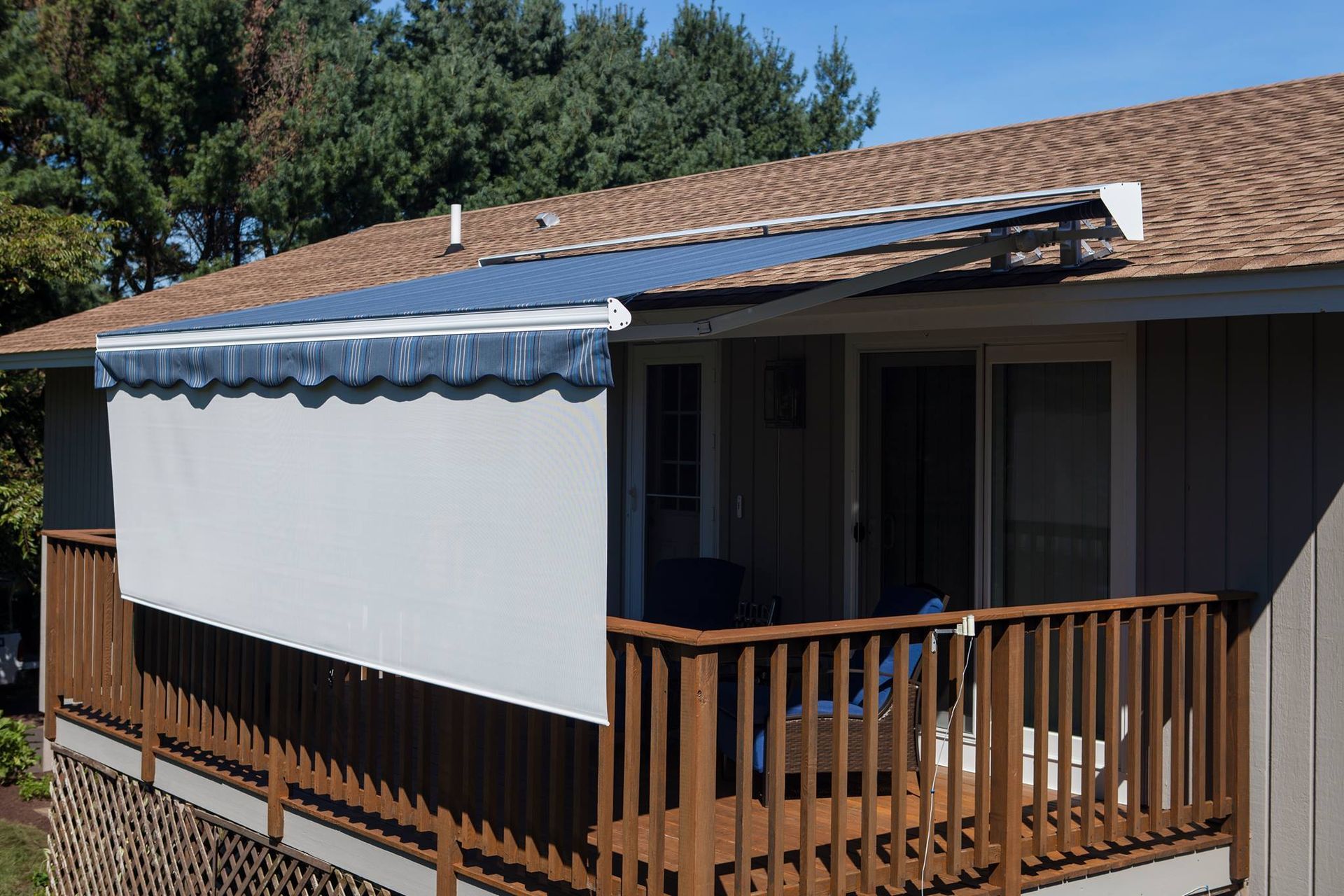 Home in Federal Way, WA with an external sunshade on their deck