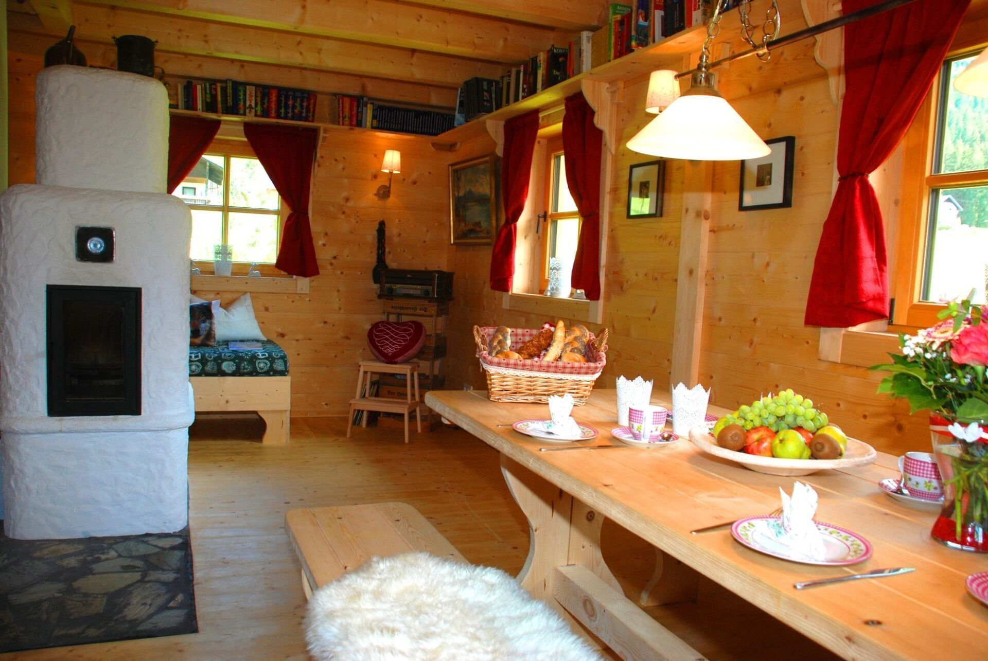 gemützliche Stube in der Almhütte