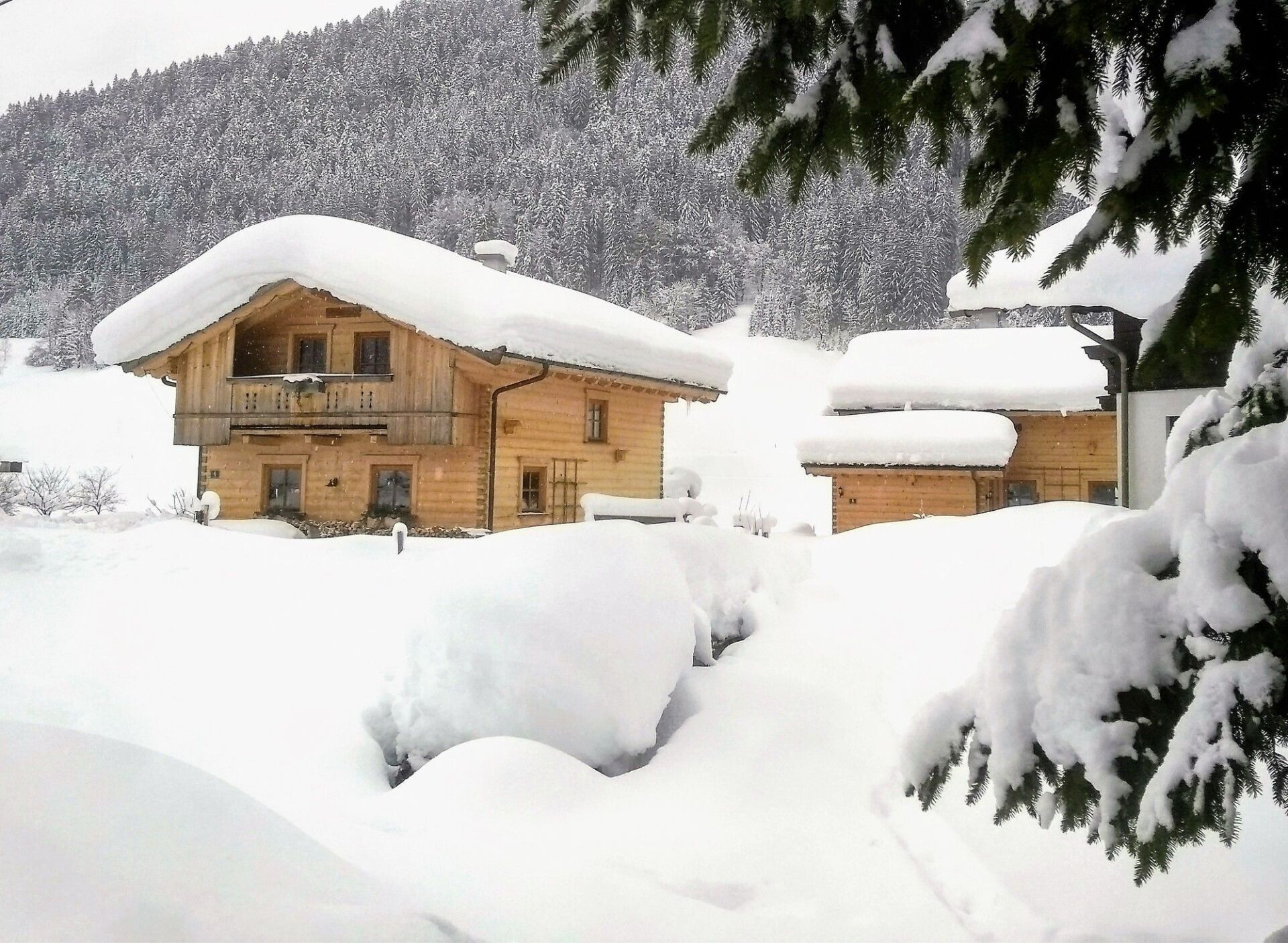 Blick auf verschneite Almhütten
