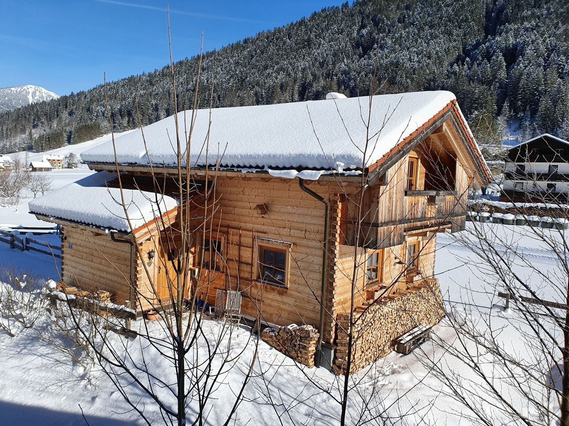 verschneite Almhütte