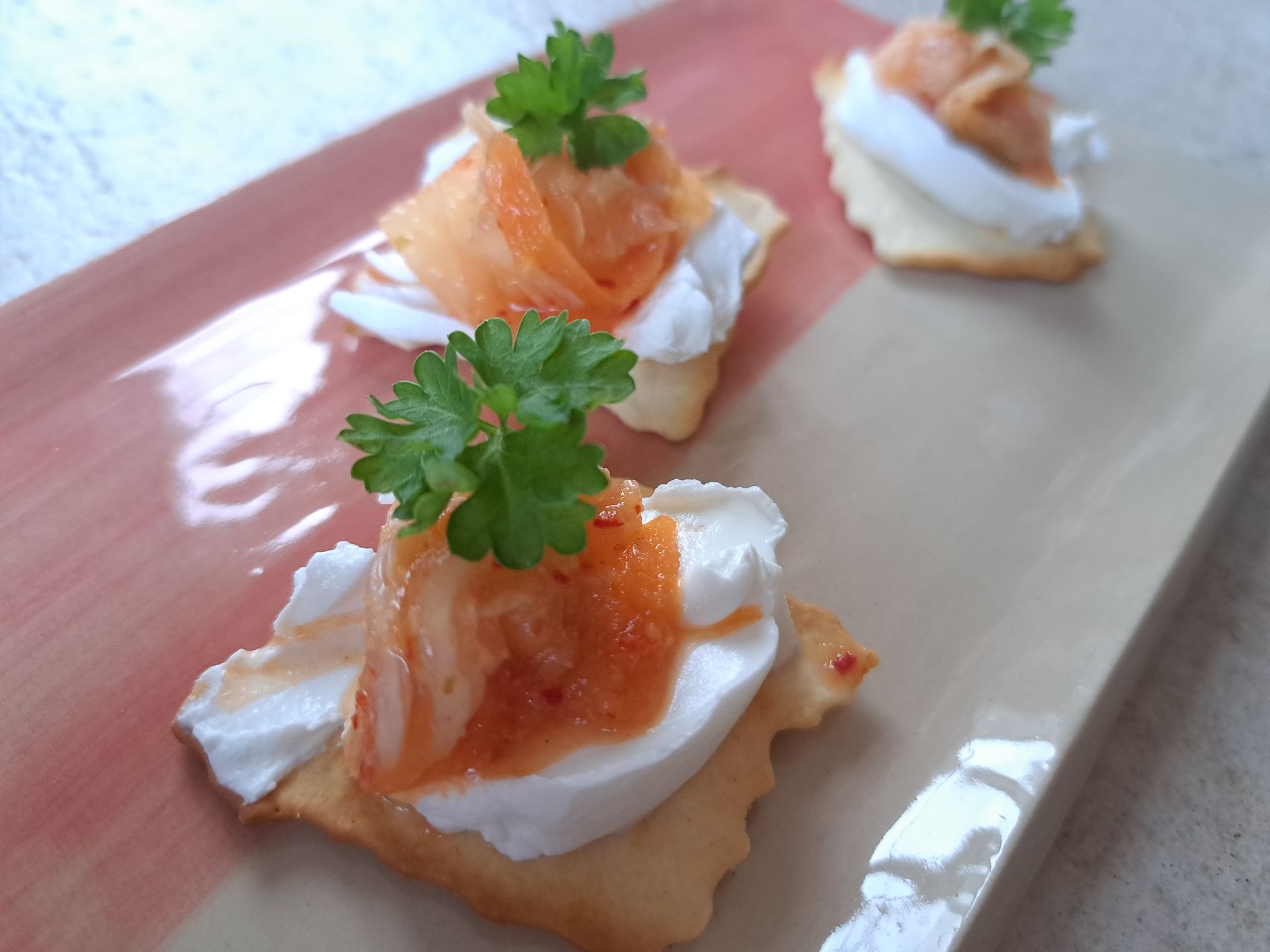 Un gros plan d'une assiette de nourriture sur une table