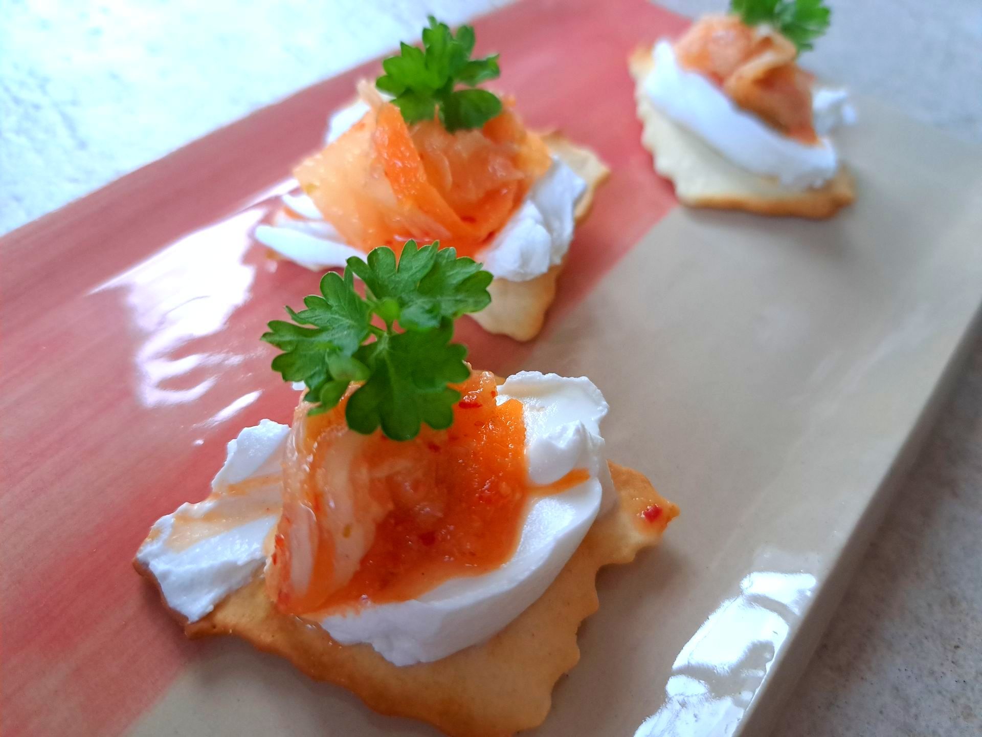 Un gros plan d'une assiette de nourriture sur une table