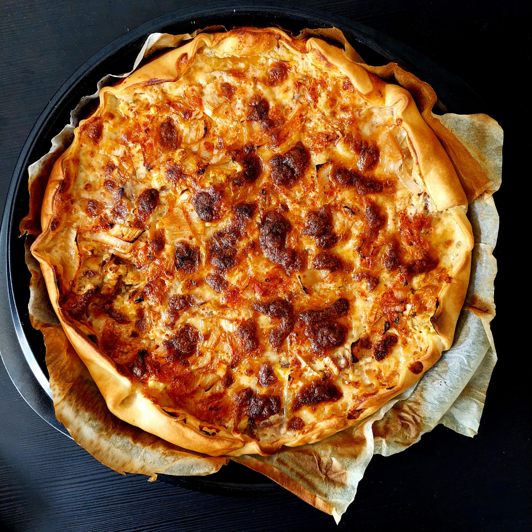 Une pizza avec beaucoup de garnitures dessus