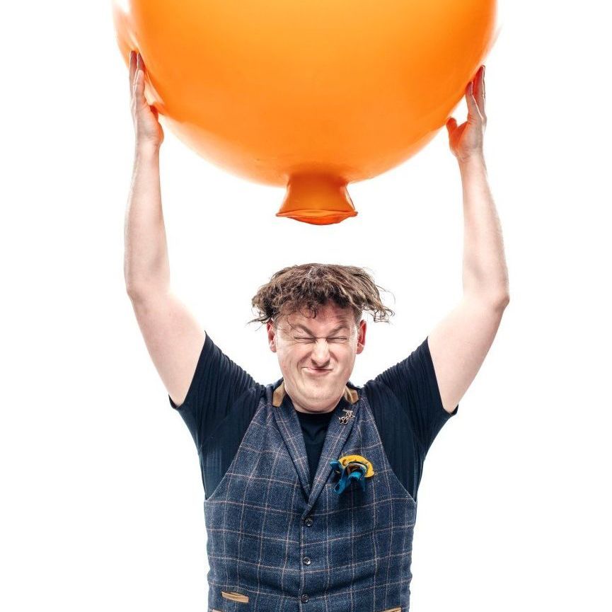 Edinburgh Magic Maestro takes your kids party bookings in Fife!
