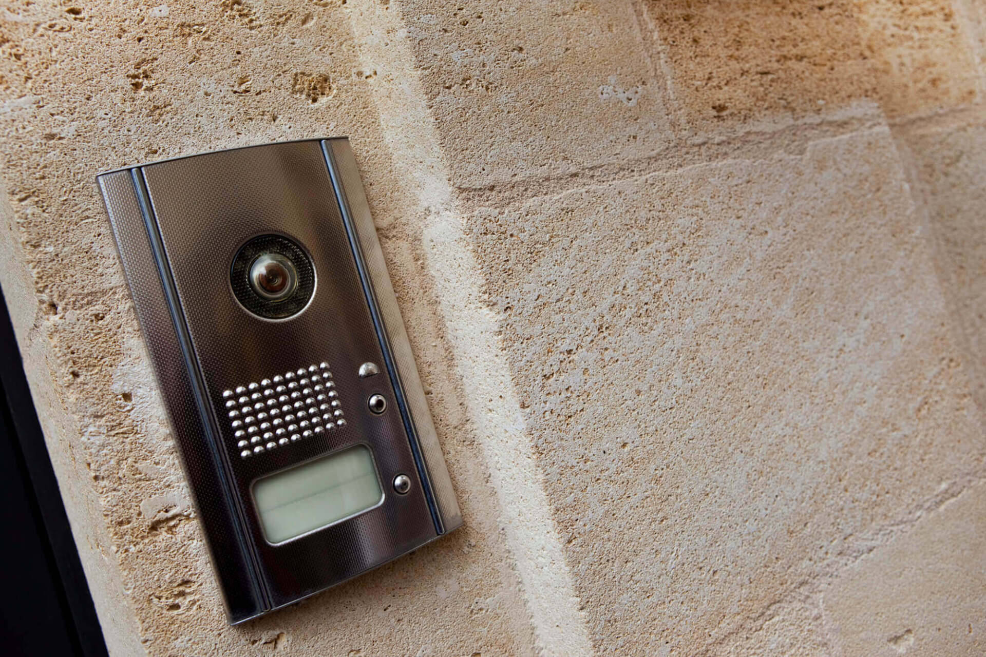 מצלמת אבטחה לחצר