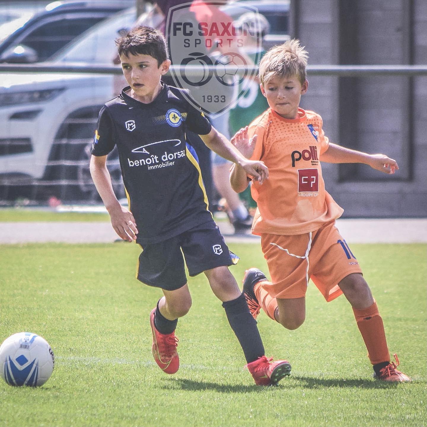 Deux jeunes garçons jouent au football et l'un d'eux porte le numéro 57 sur son maillot