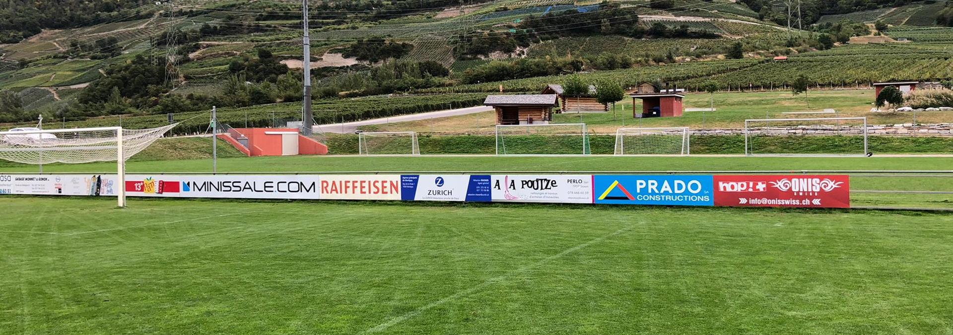 Un terrain de football avec beaucoup de banderoles dessus