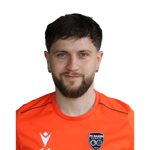 Un homme avec une barbe porte une chemise orange.