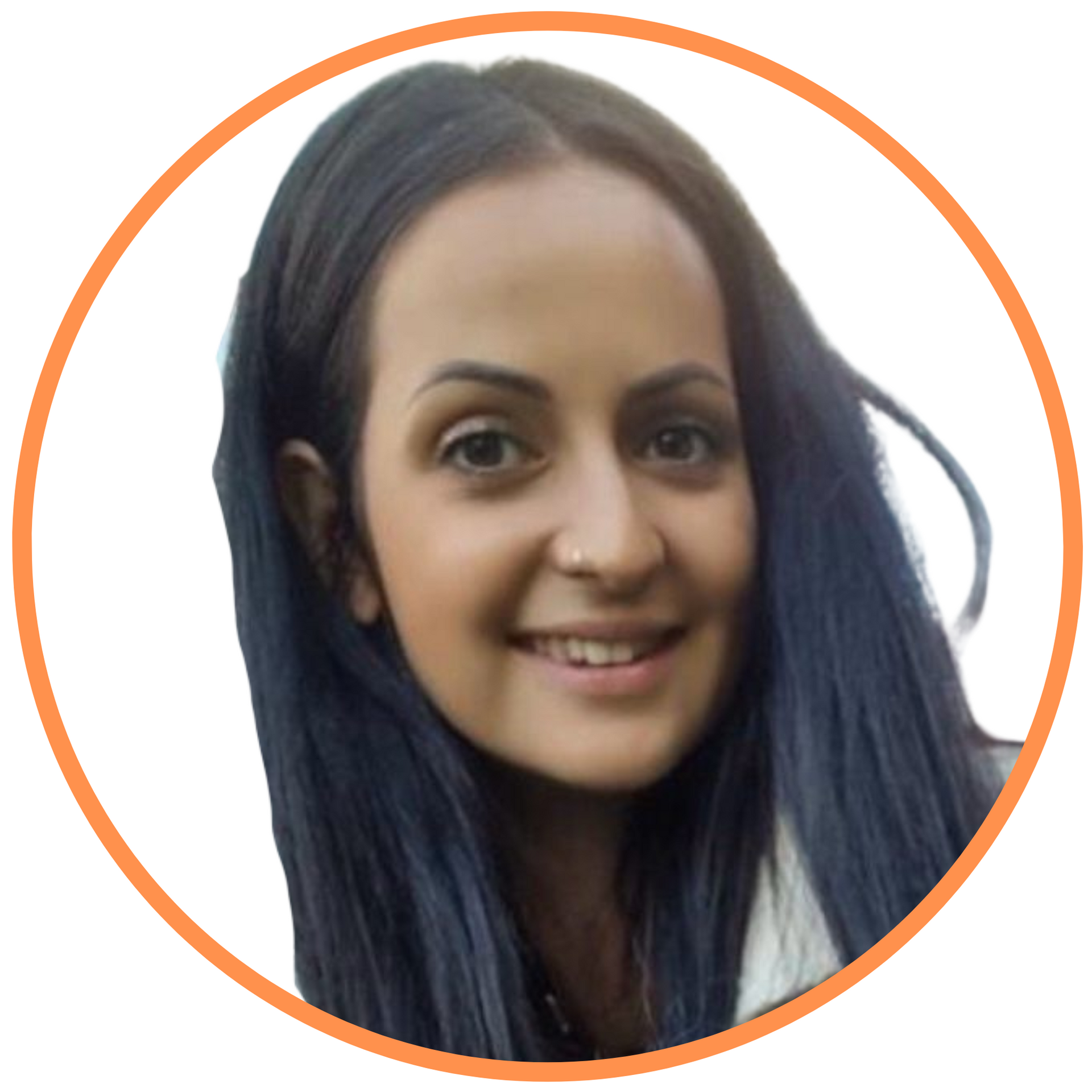Une femme aux longs cheveux noirs sourit dans un cercle orange