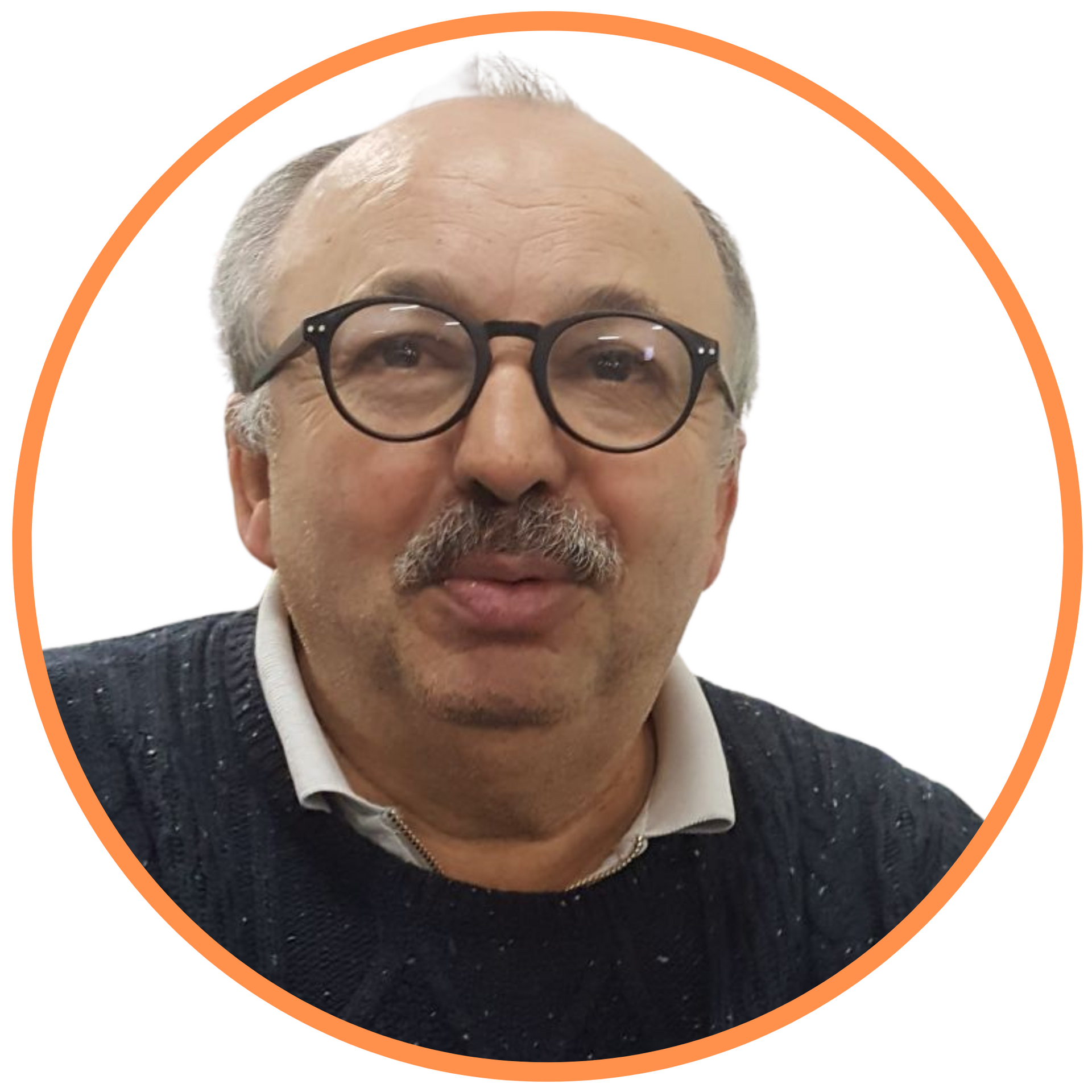 Un homme avec des lunettes et une moustache est dans un cercle orange