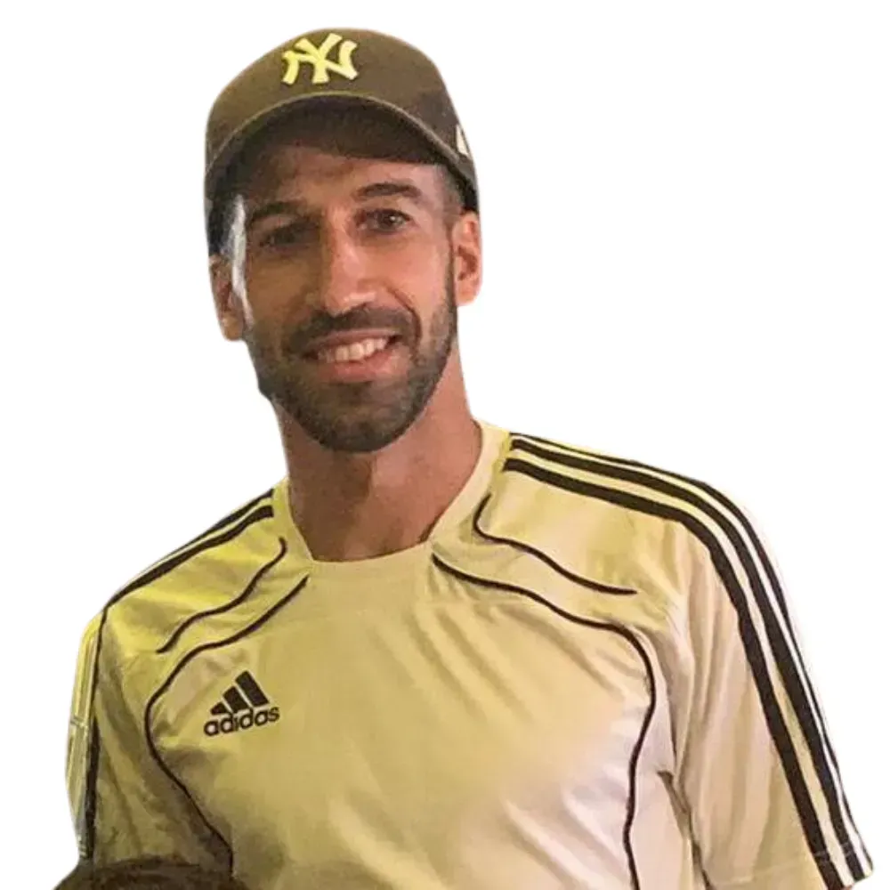 Un homme portant une chemise adidas et un chapeau ny