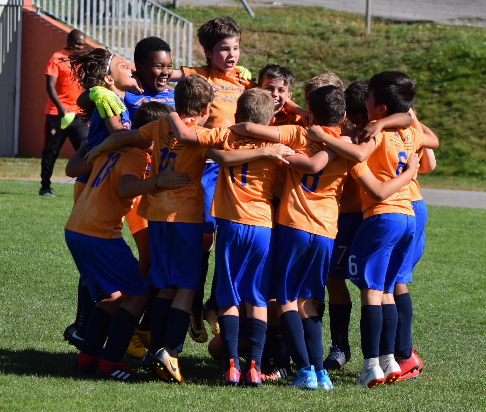 Un groupe de jeunes garçons sont regroupés sur un terrain de football
