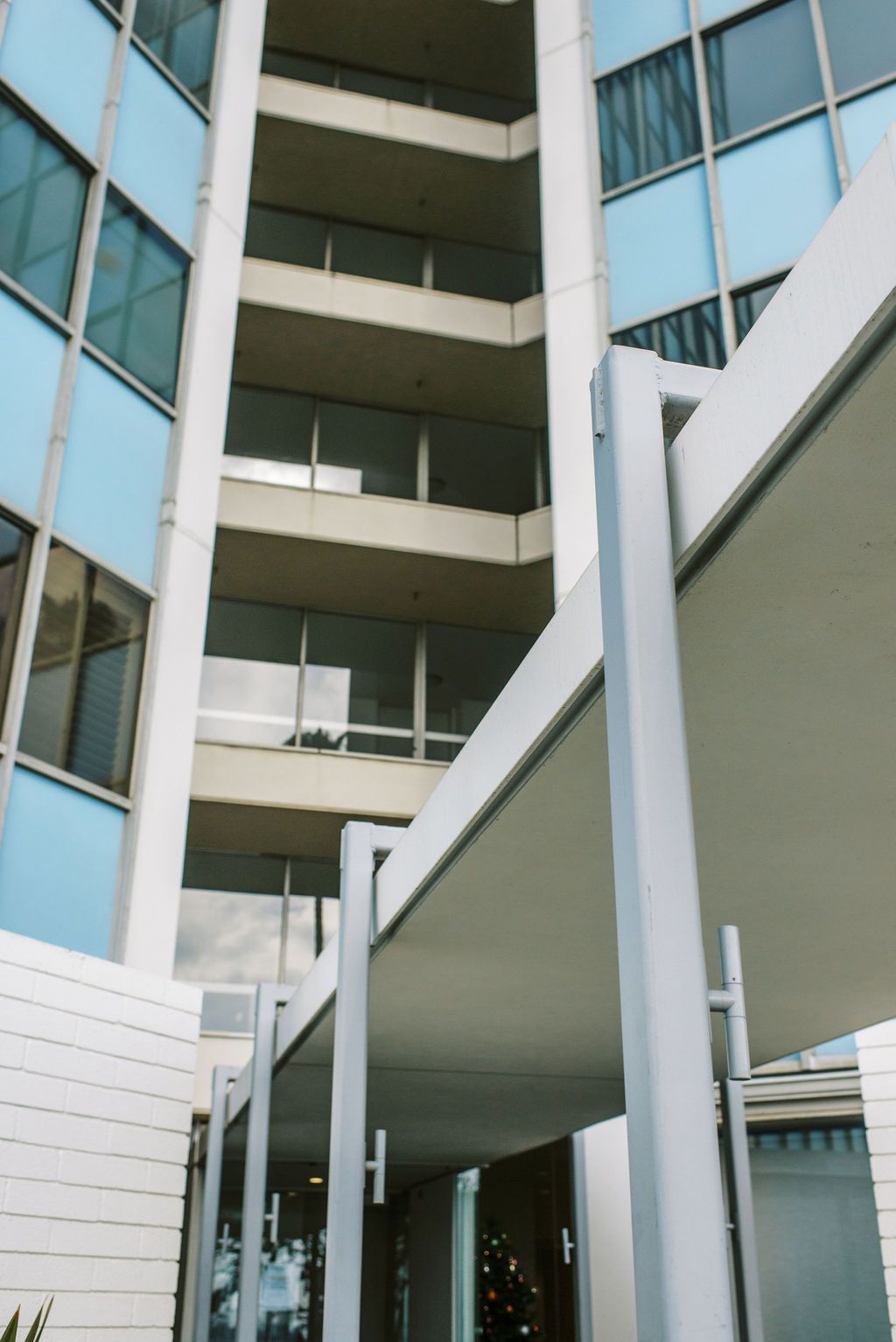 A very tall building with lots of windows and balconies