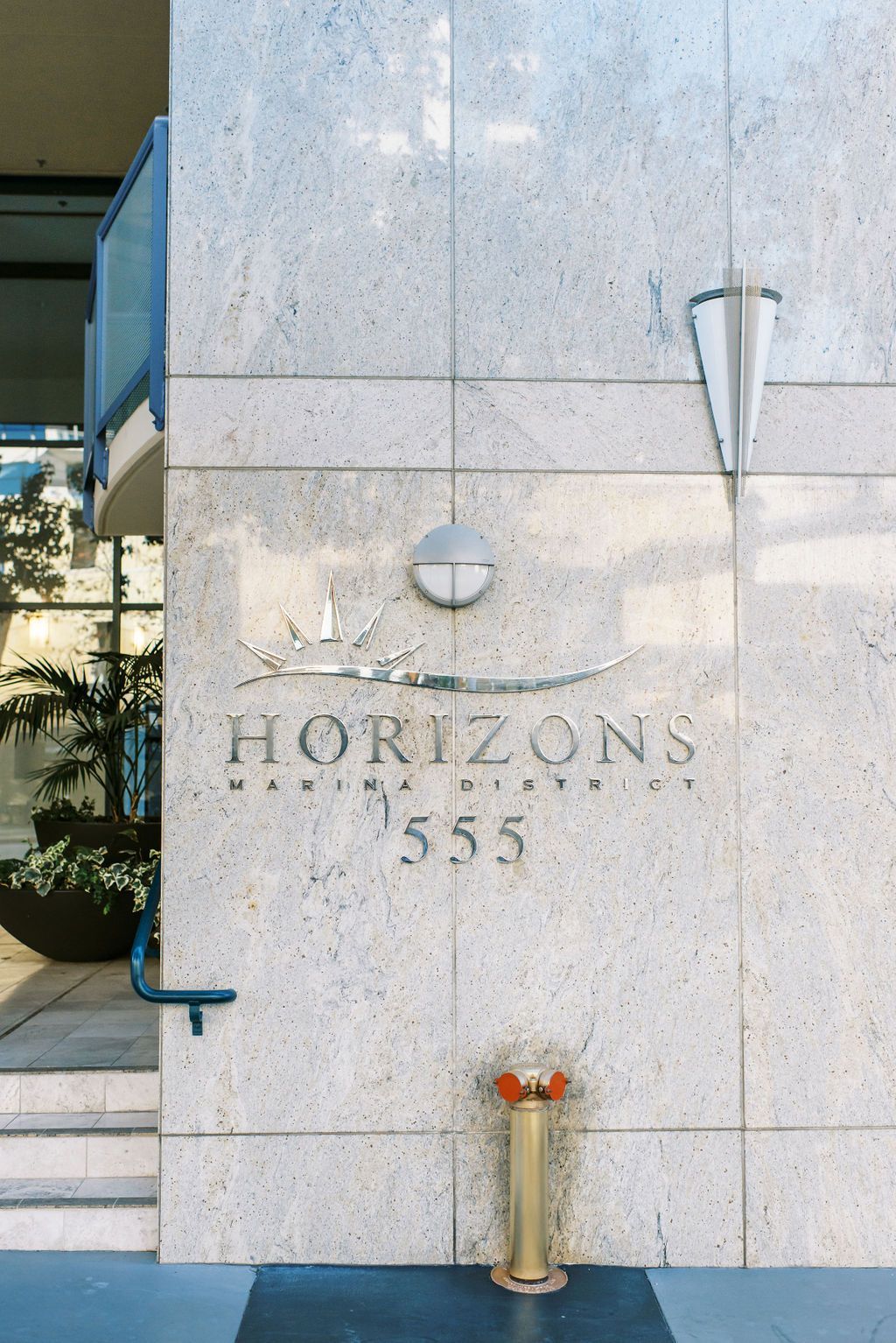 A building with the name horizons on it