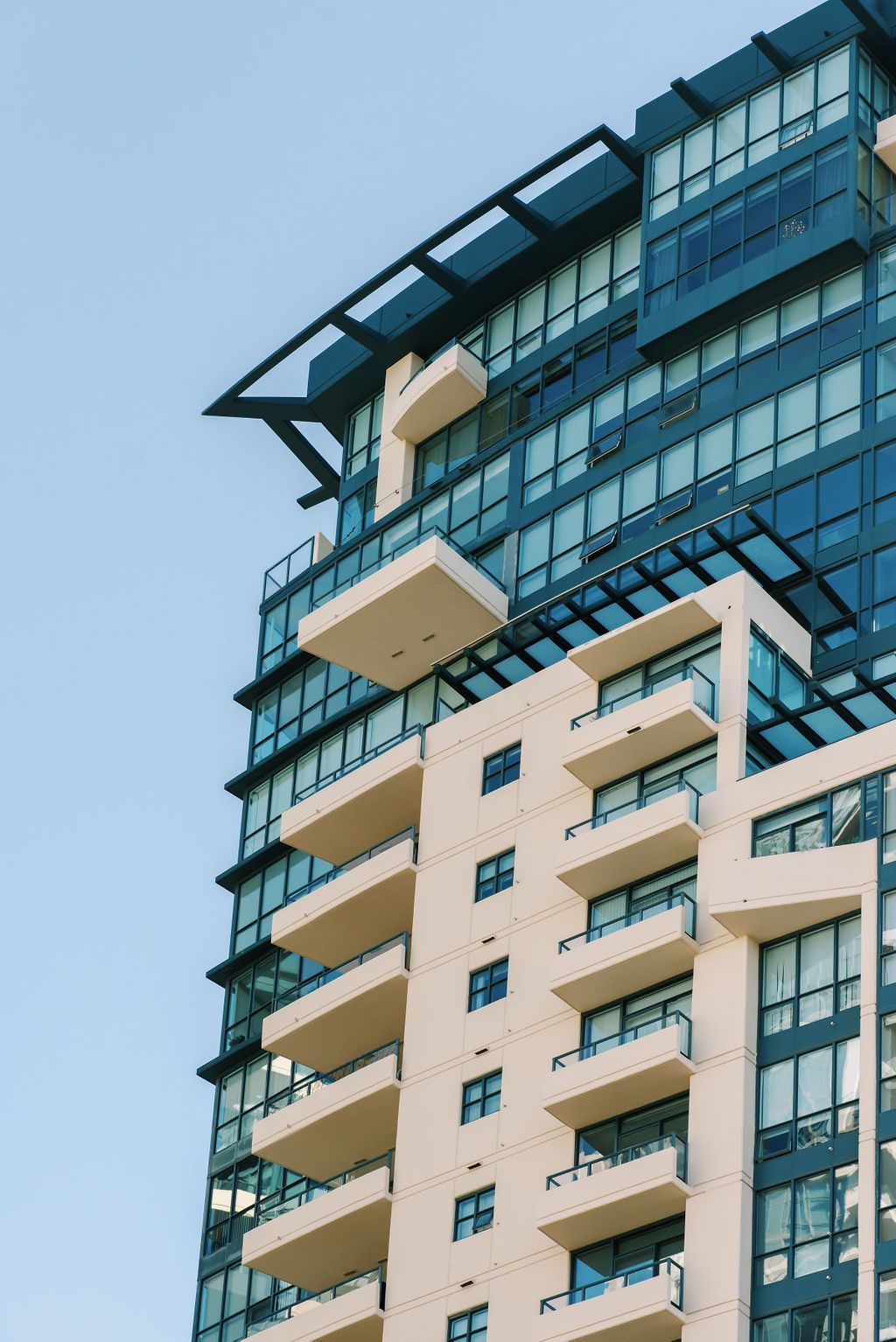 A tall building with lots of windows and balconies