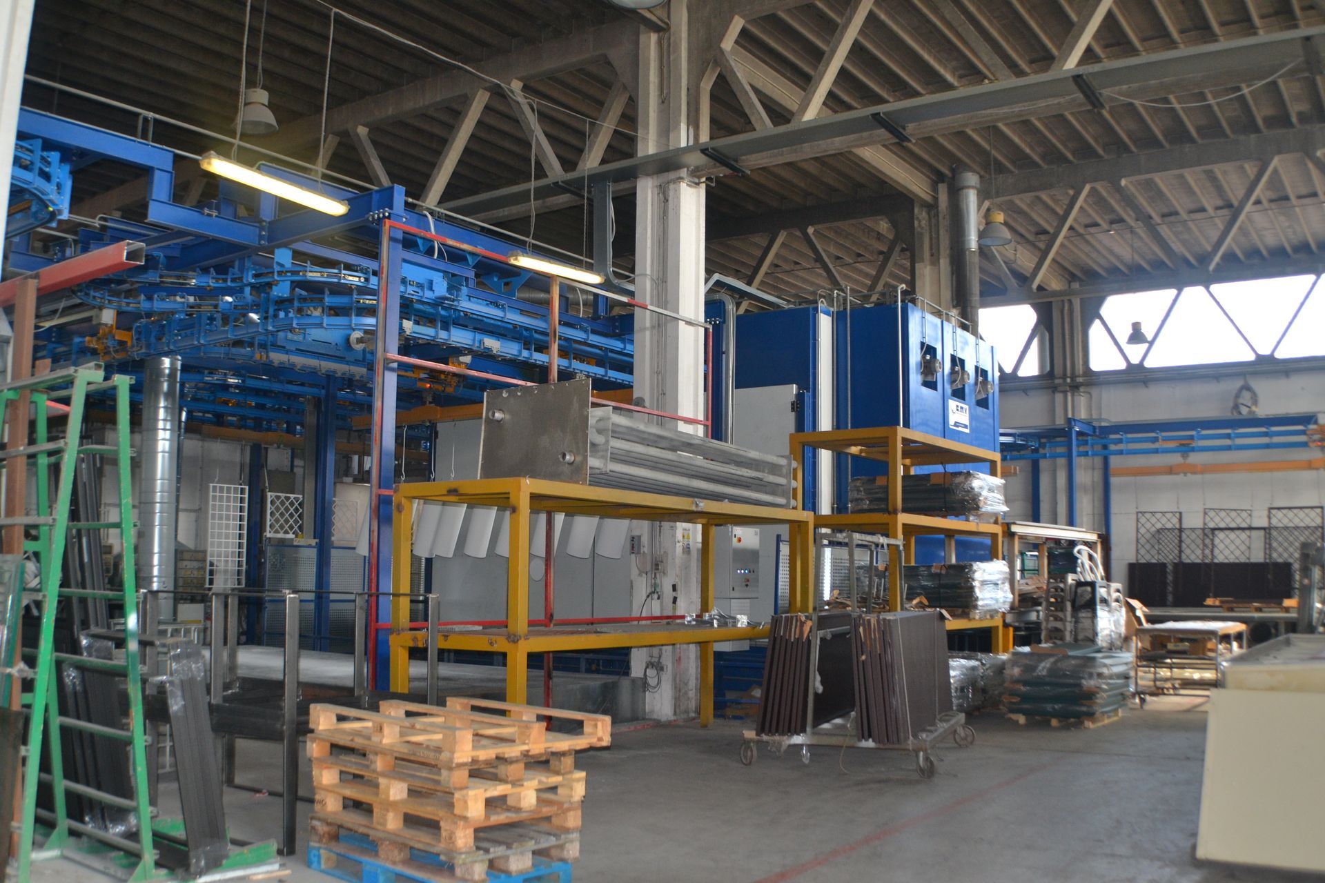 Una fabbrica con molti macchinari e pallet