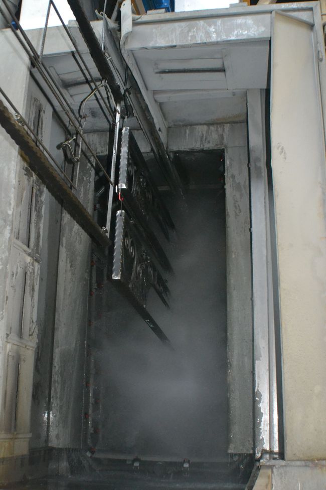 Una scala con ringhiera in acciaio inox e acqua che esce da essa