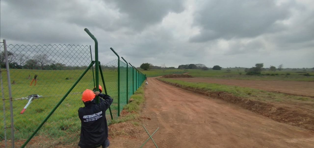 Mallas Torres, venta e instalación de malla eslabonada galvanizada forrada en PVC en Colombia.